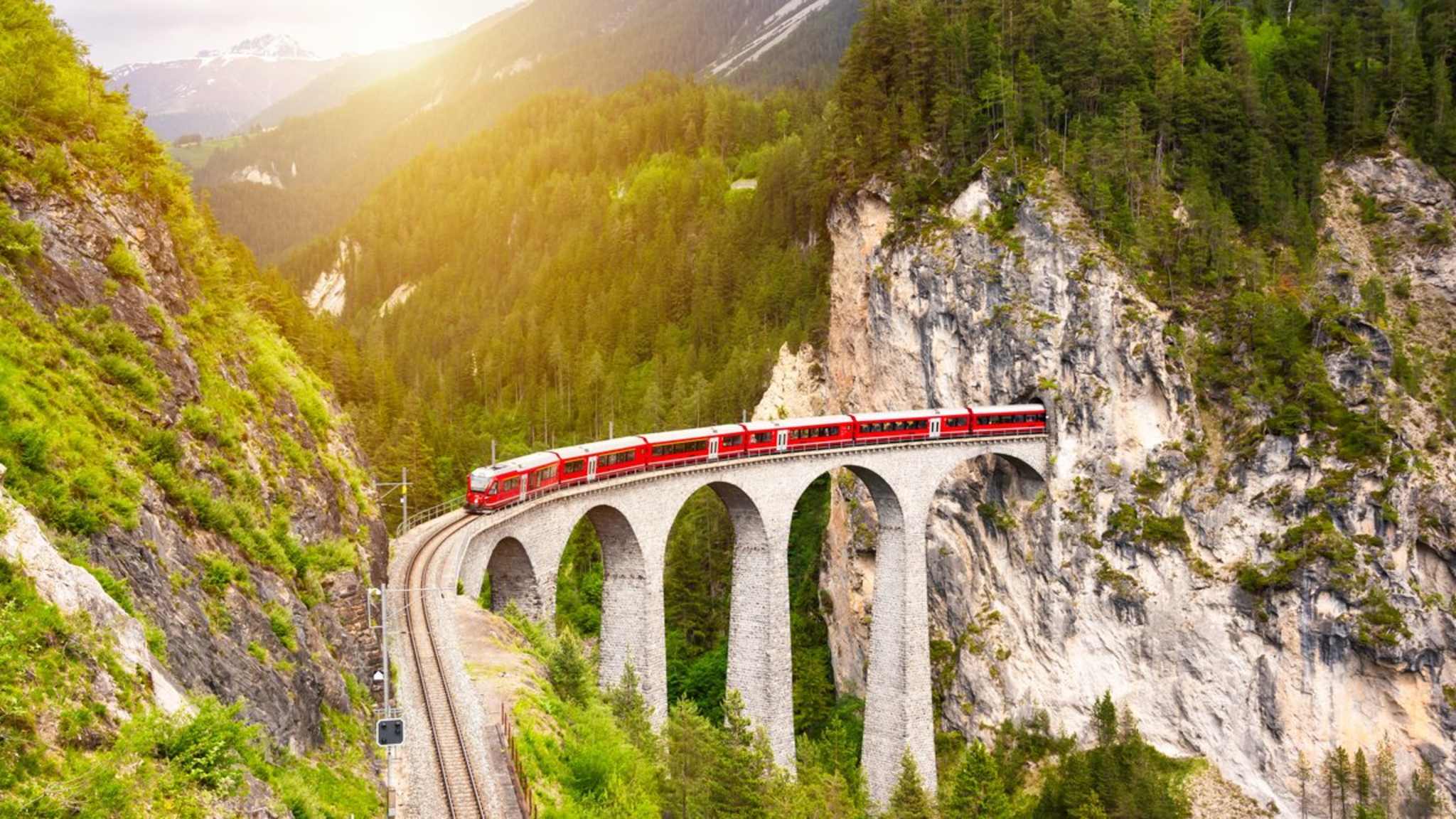 Wenn Du Europa mit dem Zug bereist, stehen unvergessliche Ausblicke auf dem Programm. © MariaUspenskaya/iStock