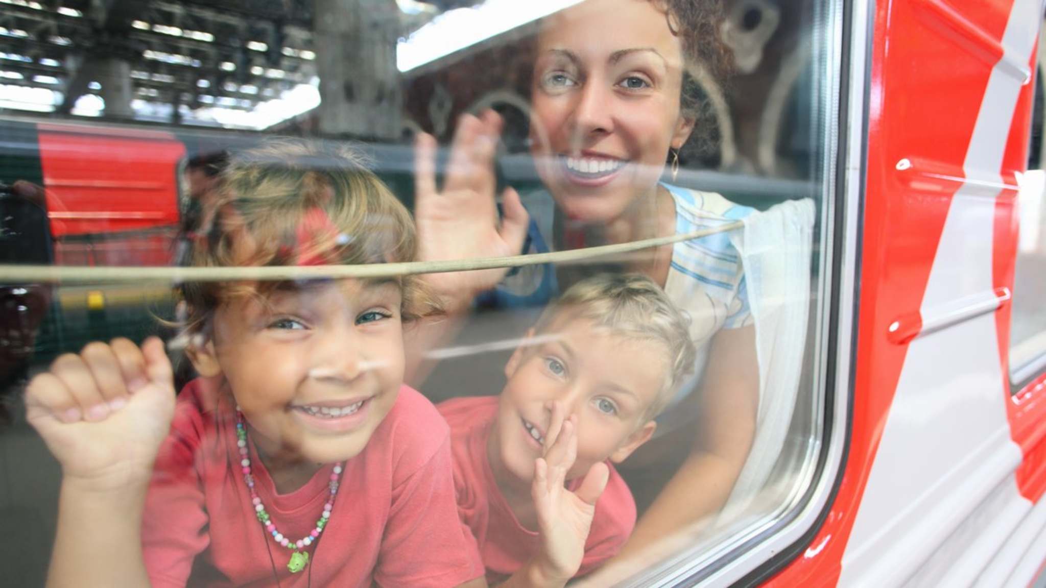 Mit dem Zug quer durch Europa zu reisen ist auch mit Kindern kein Problem. © Pavel Losevsky/iStock