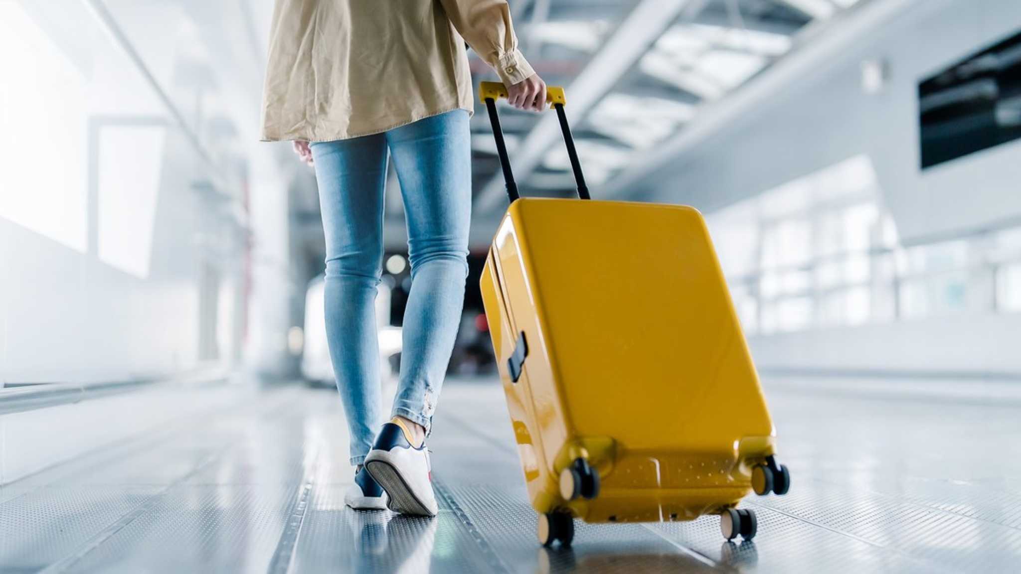 Wenn in Deinem Handgepäck nur das ist, was hinein darf, bist Du am Flughafen entspannt unterwegs. © marchmeena29/iStock
