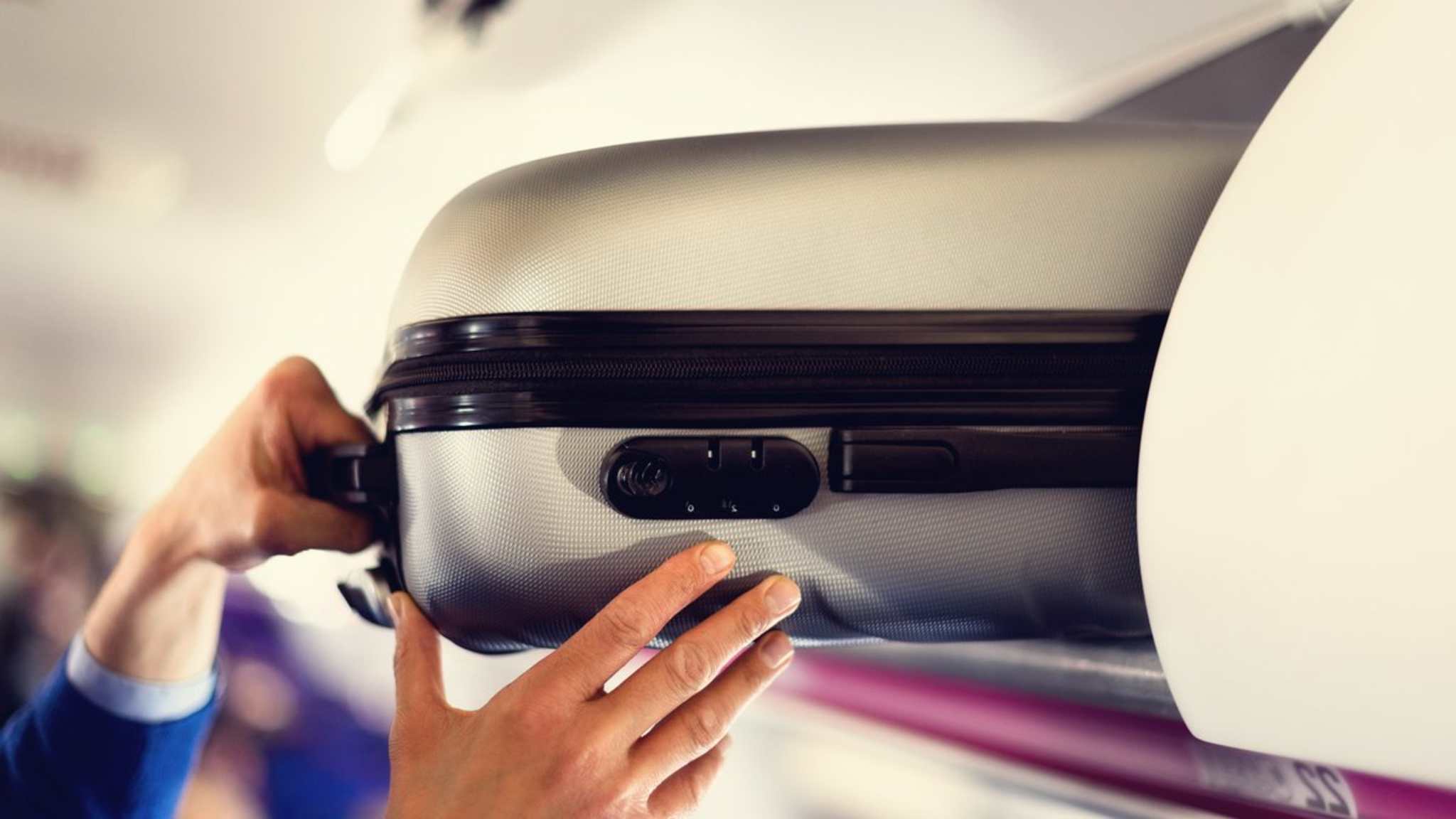 Je nach Airline können sich die erlaubten Maße des Handgepäcks leicht unterscheiden. © jchizhe/iStock