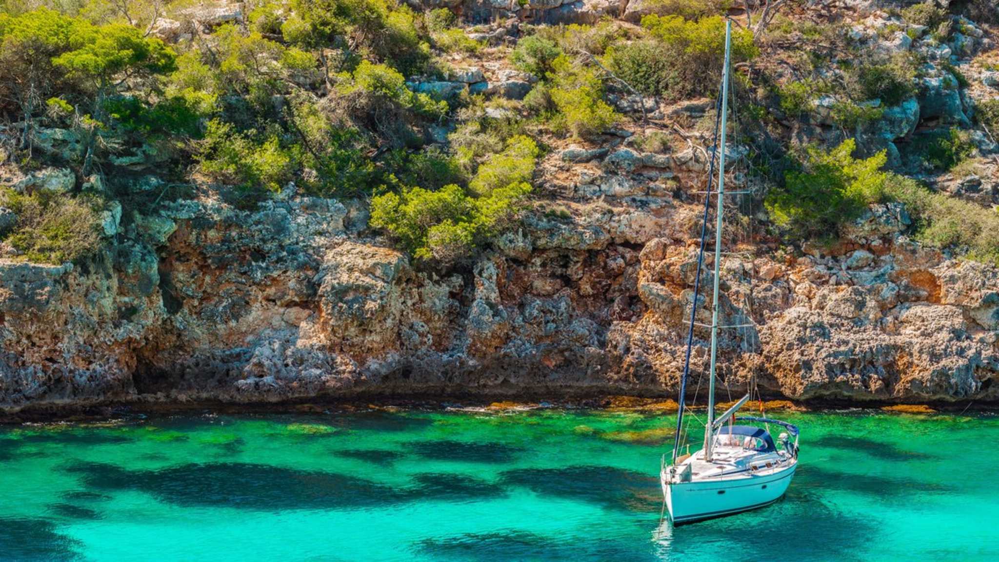 Die Westküste Mallorcas ist häufig geprägt von schroffen Felsküsten. © Alex/iStock