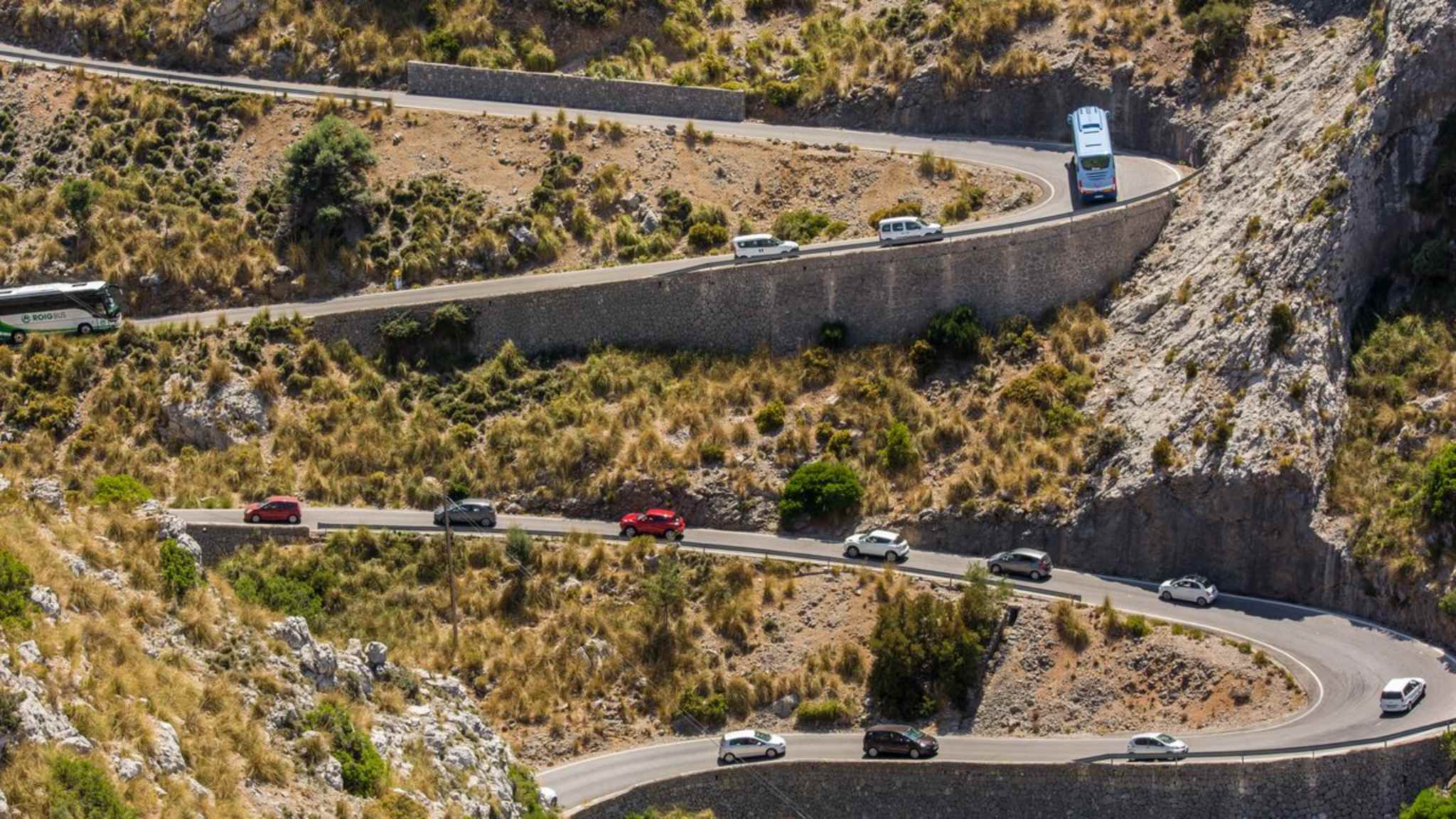 Du musst nicht selbst über die Straßen von Mallorca fahren, sondern kannst dich gemütlich im Bus kutschieren lassen. © Ralf Geithe/iStock