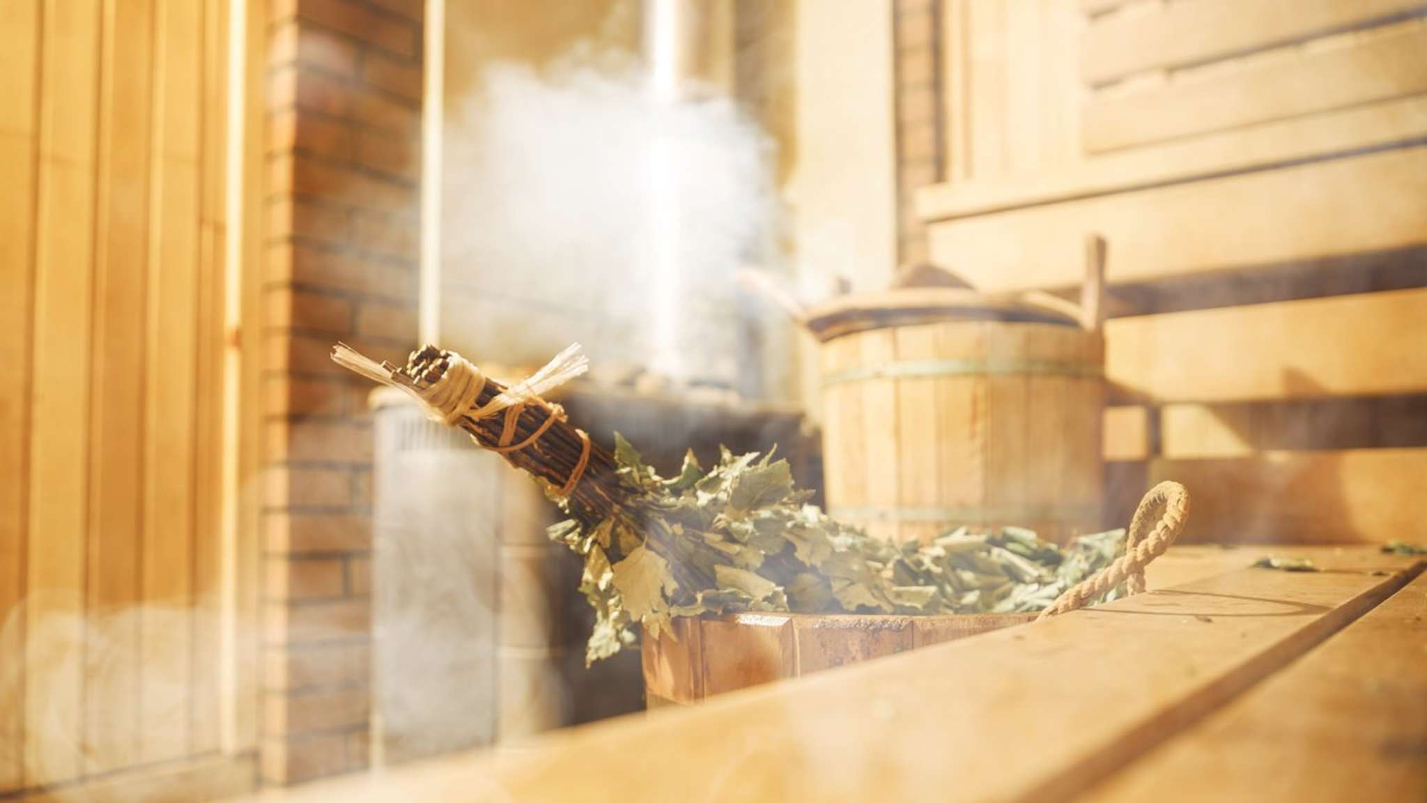 Dampfbäder und Saunen sind gerade im Winter ein Hochgenuss. © qwerty01/iStock