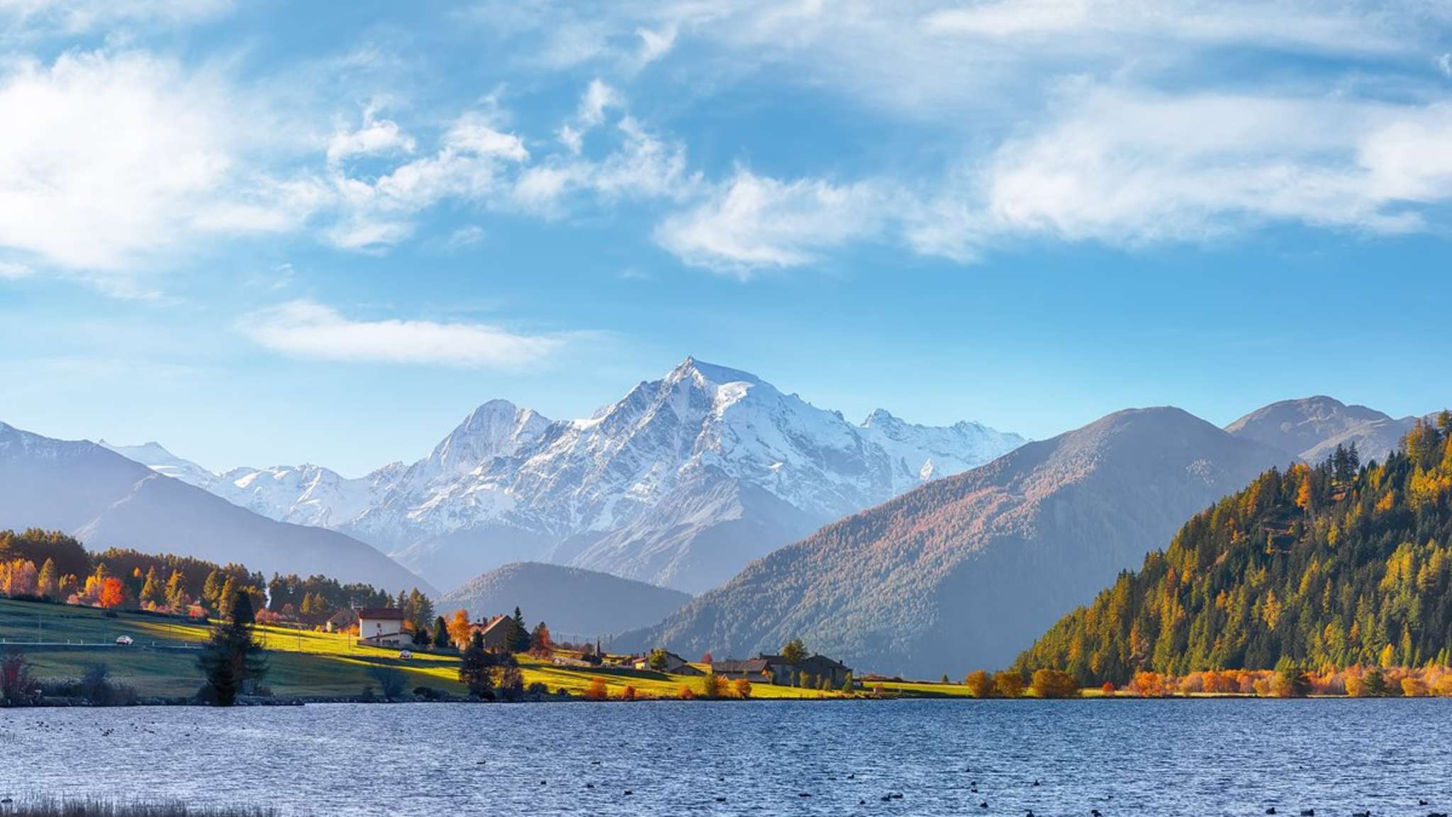 Während im Herbst die Täler noch bunt gefärbt sind, liegt auf dem Ortler bereits Schnee. © Pilat666/iStock