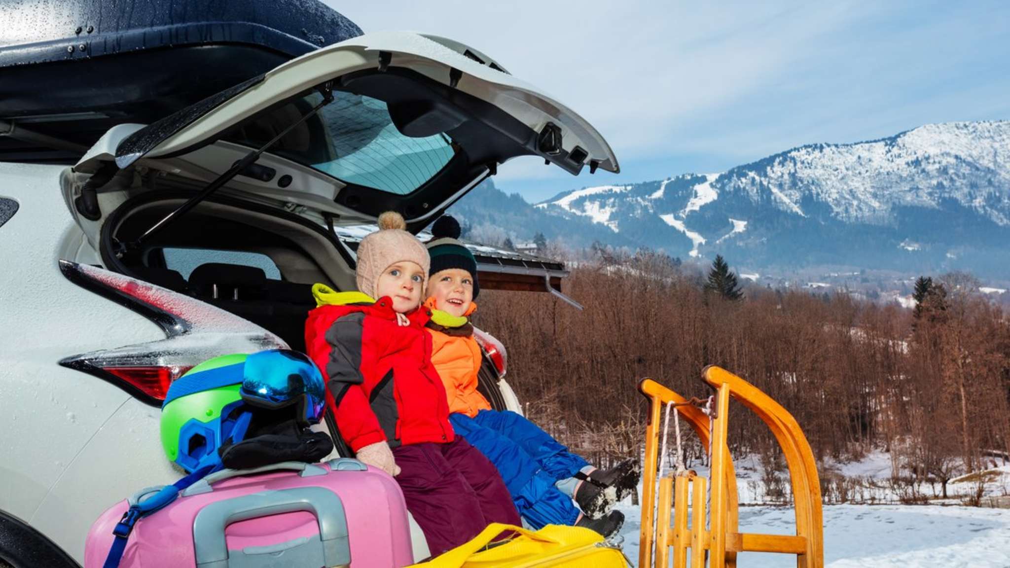 Wenn Du mit Deinen Kindern im Auto unterwegs bist, steht Sicherheit an erster Stelle. © SerrNovik/iStock