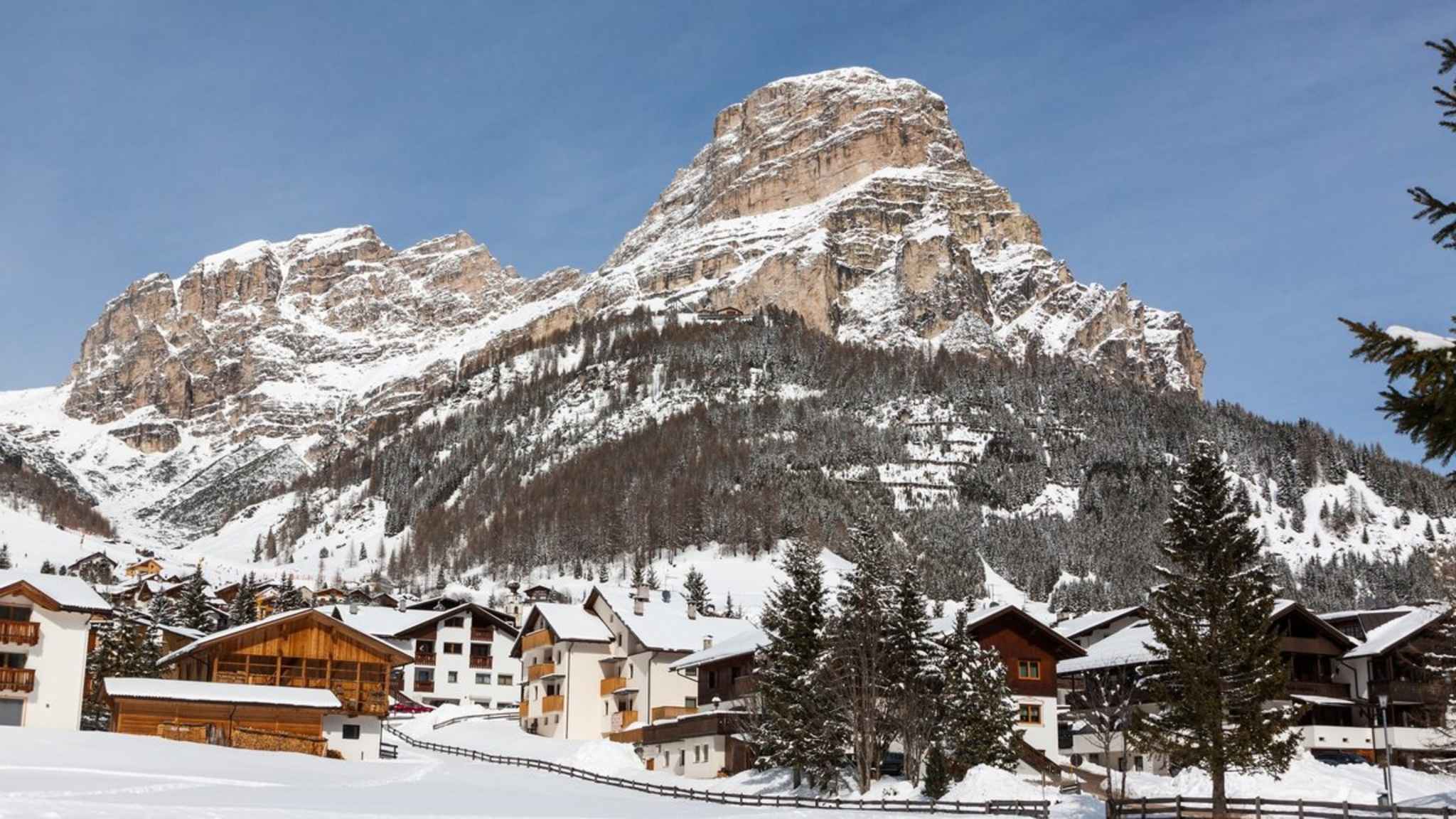 Rund um das ikonische Sella-Massiv wird Wintersport groß geschrieben. © Shutterstock.com/Bucchi Francesco