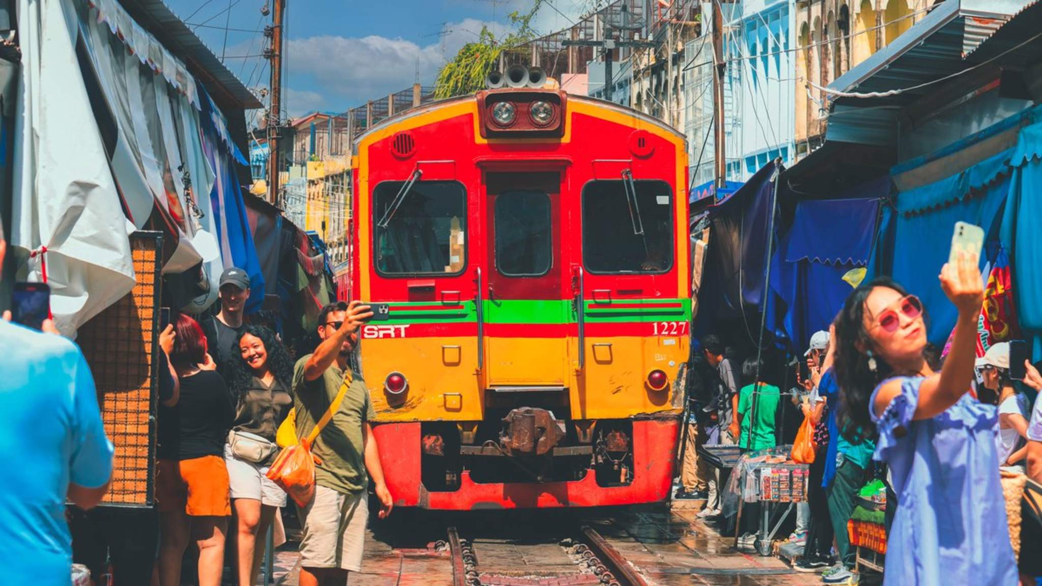 Der Mae Klong Markt ist ein beliebtes Selfie-Motiv. © EoNaYa/iStock