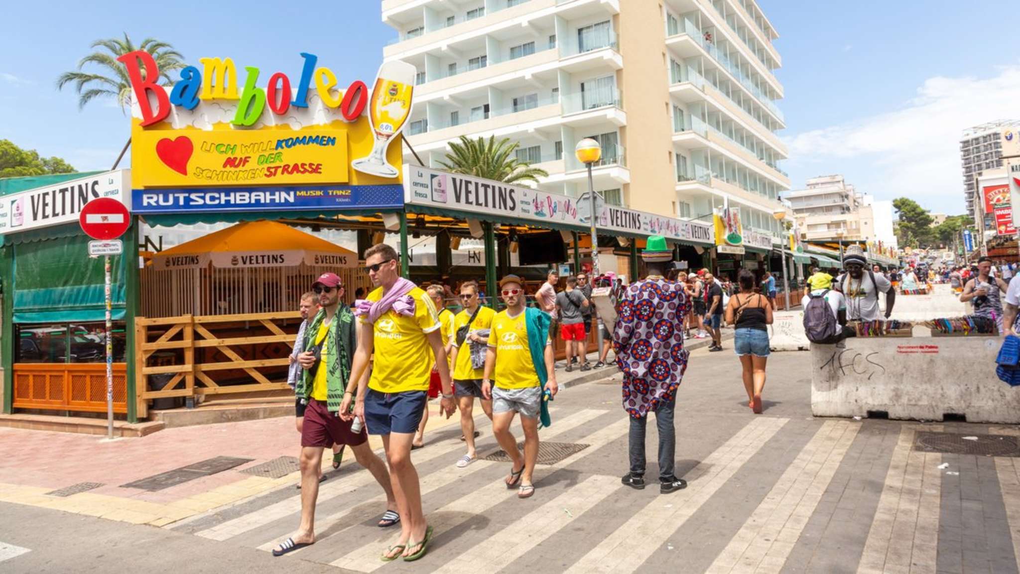 Hier, auf der Schinkenstraße in Mallorca, ist für viele Partytouristen das Leben noch in Ordnung. © travelview/iStock