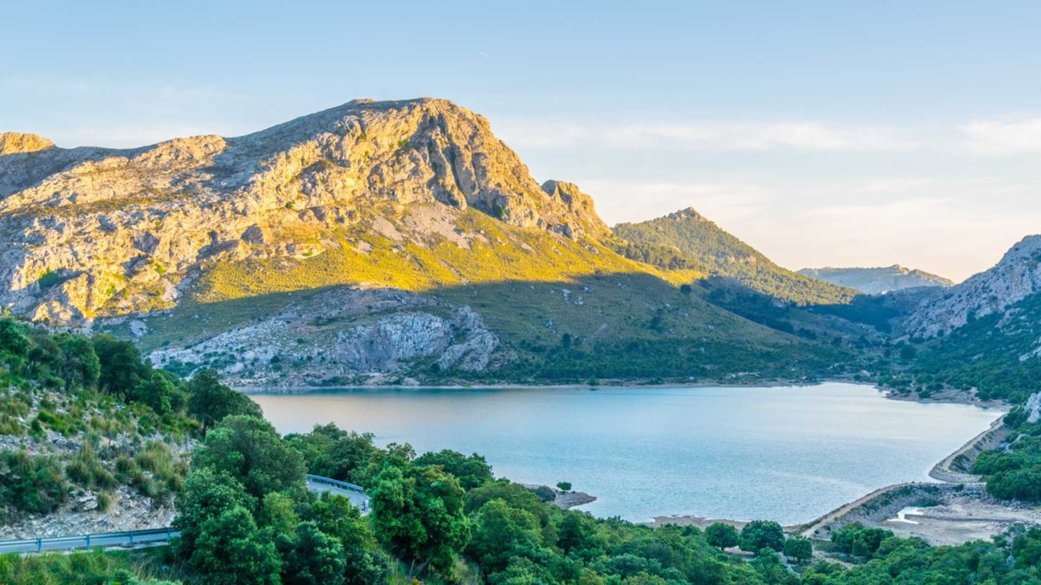 Je nach Tageszeit entstehen in Mallorcas Natur spektakuläre Lichtverhältnisse. © trabantos/iStock