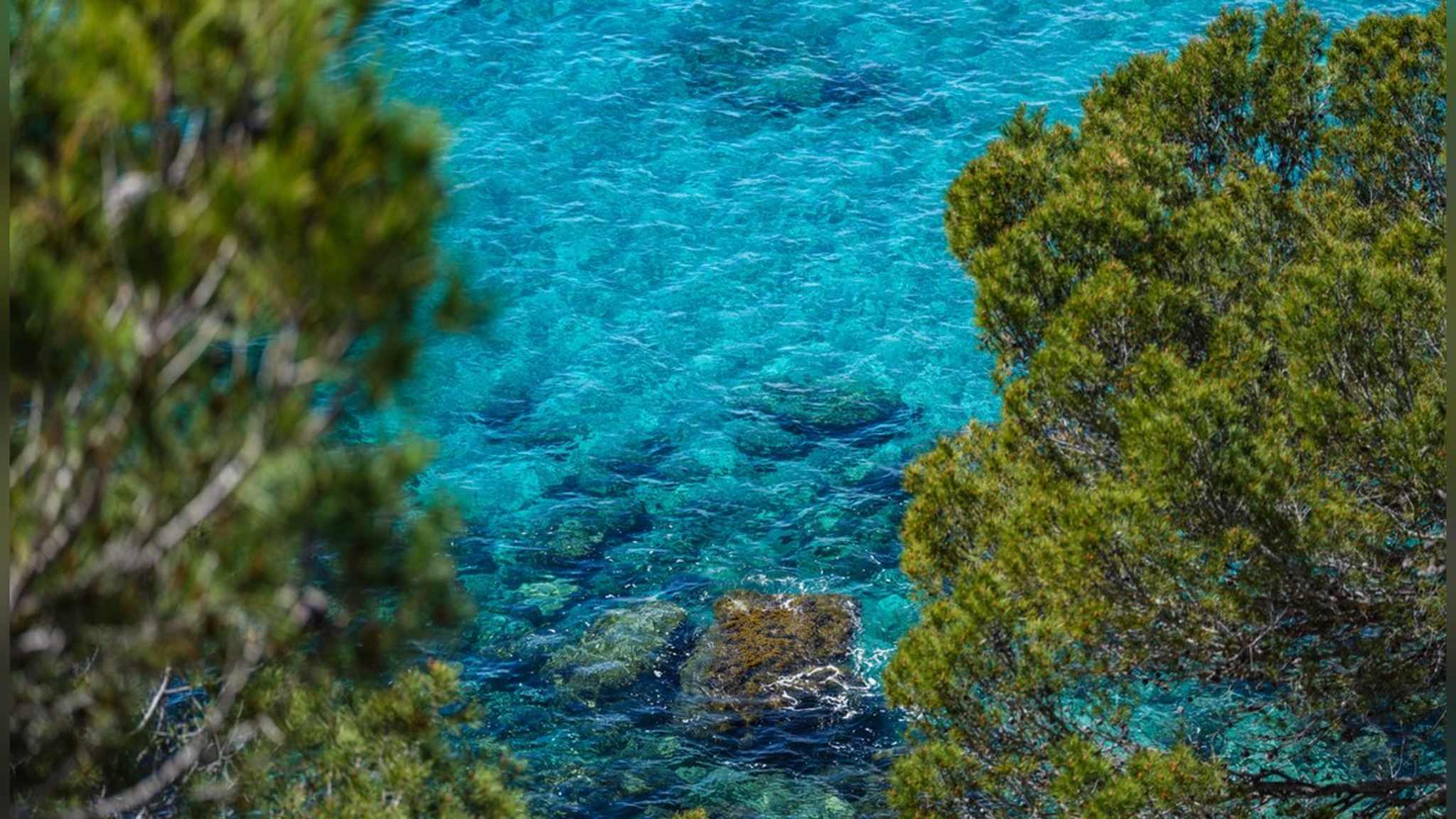 Rund um die Insel findest Du zahllose Buchten zum Baden und die Seele baumeln lassen. © Addictive Stock/iStock