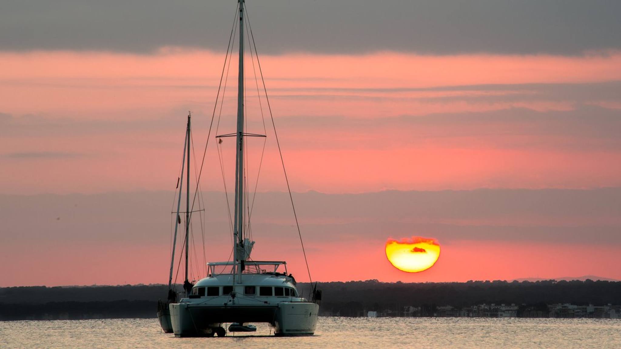 Wenn Du mit dem Boot Mallorca umrundest, erlebst du traumhafte Sonnenuntergänge. © violinconcertono3/iStock