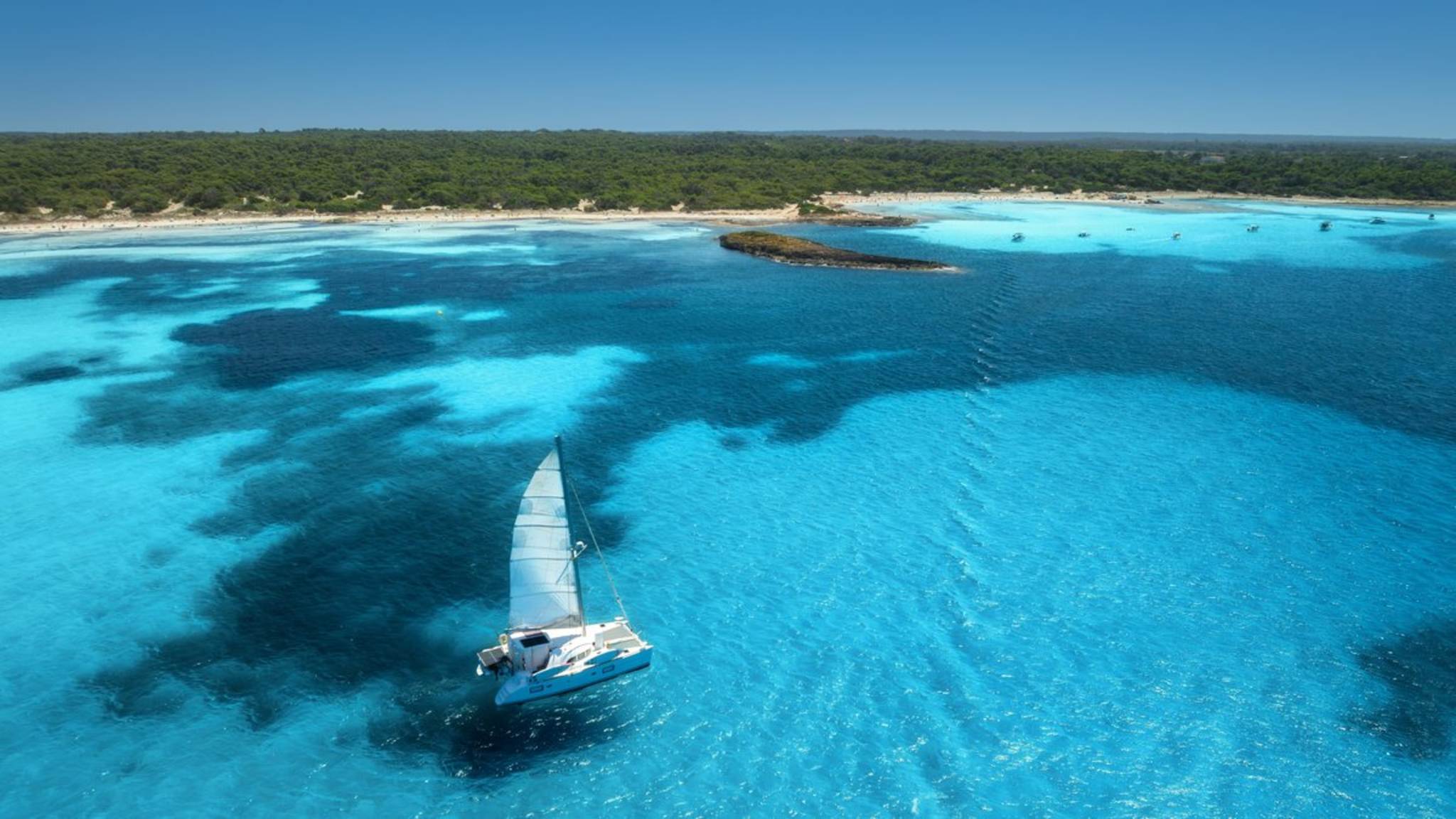 Mit einem Schiff die Küsten Mallorcas zu befahren, ist ein unvergessliches Erlebnis. © den-belitsky/iStock