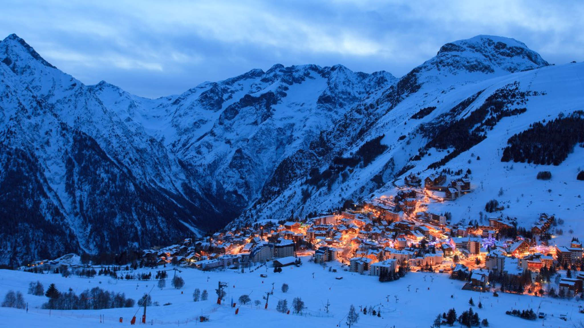 Die Ortschaft Les Deux Alpes bietet in alle Richtungen spektakuläre Ausblicke. © Dontsov/iStock