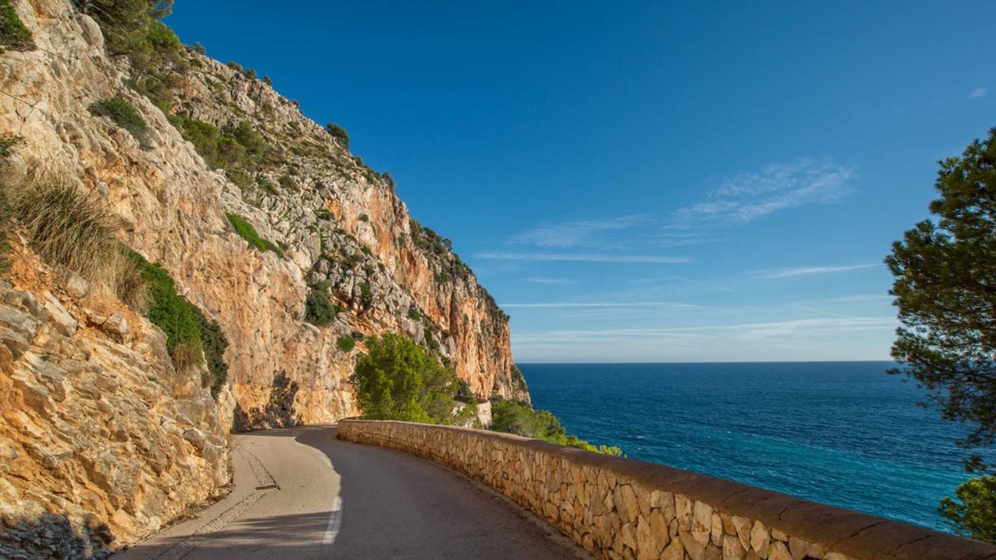 Auf Mallorca gehen schroffe Felslandschaften und Meeresblick Hand in Hand.  © Delfinkina/iStock