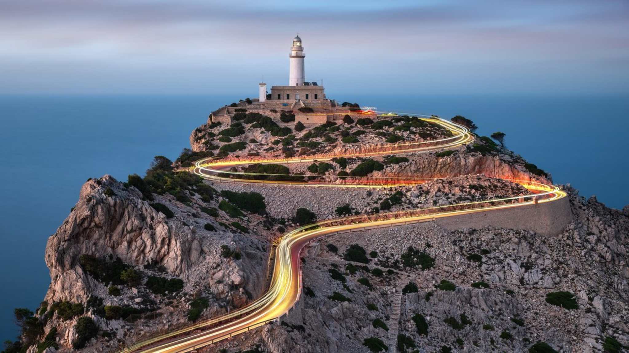 Der Leuchtturm am Cap de Formentor ist eine der bekanntesten Sehenswürdigkeiten Mallorcas. © cittadinodelmondo/iStock