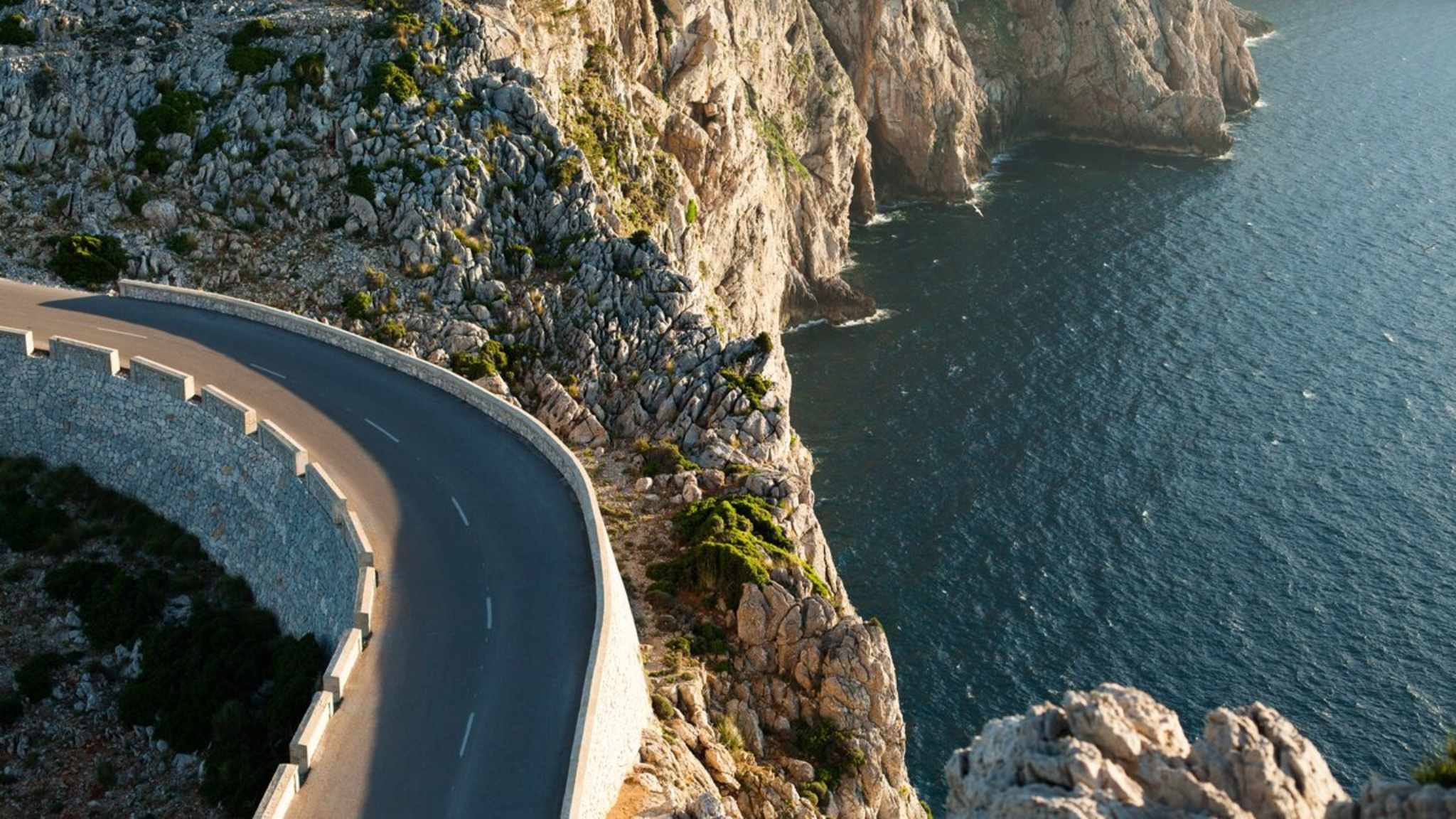 Asphalt, Meer, Natur: Mit dem Motorrad über Mallorcas Straßen zu fahren, ist für viele Biker ein Traum. © romeo-f/iStock