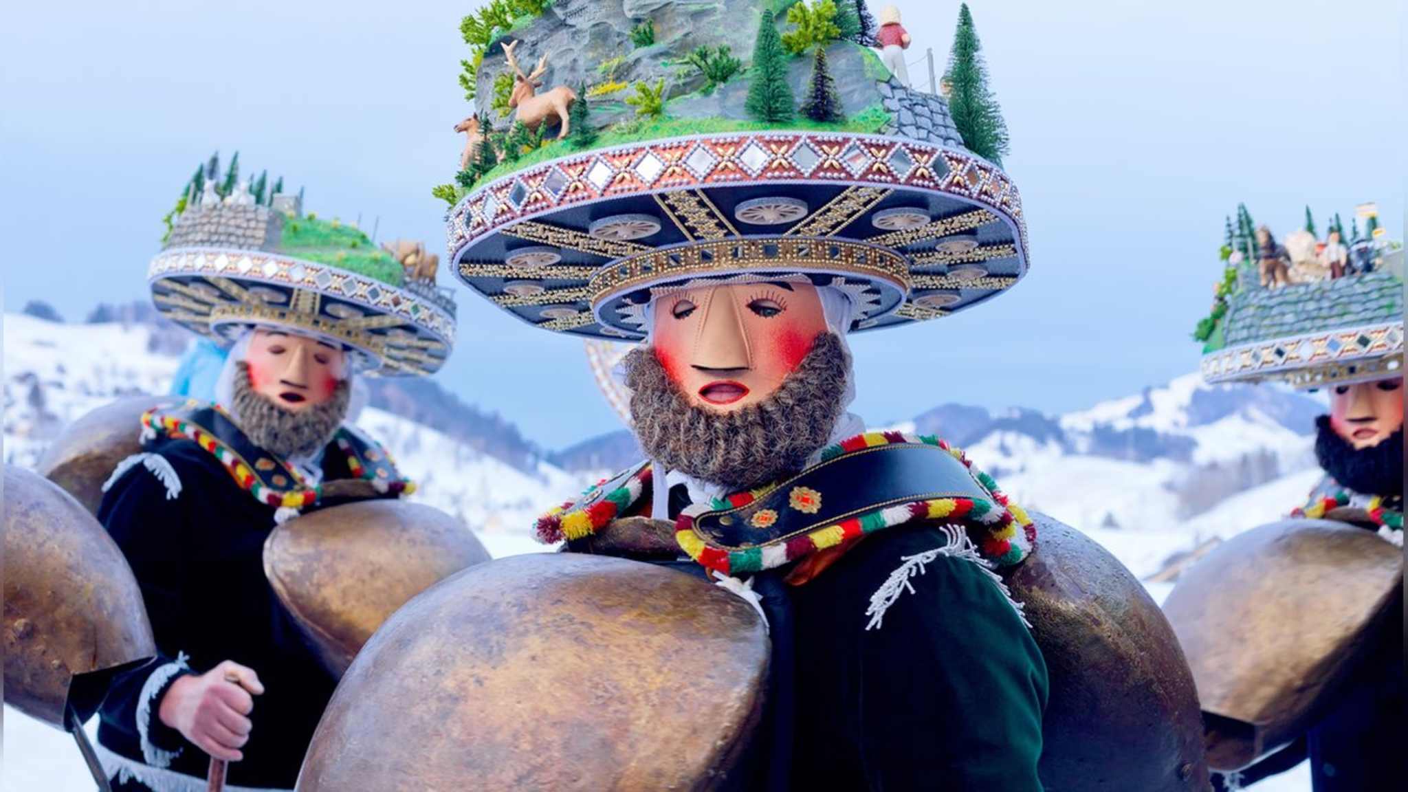 Schweizer Silvesterchlausen tragen Masken und sind oft mit riesigen Glocken unterwegs. © DuchesseArt/iStock