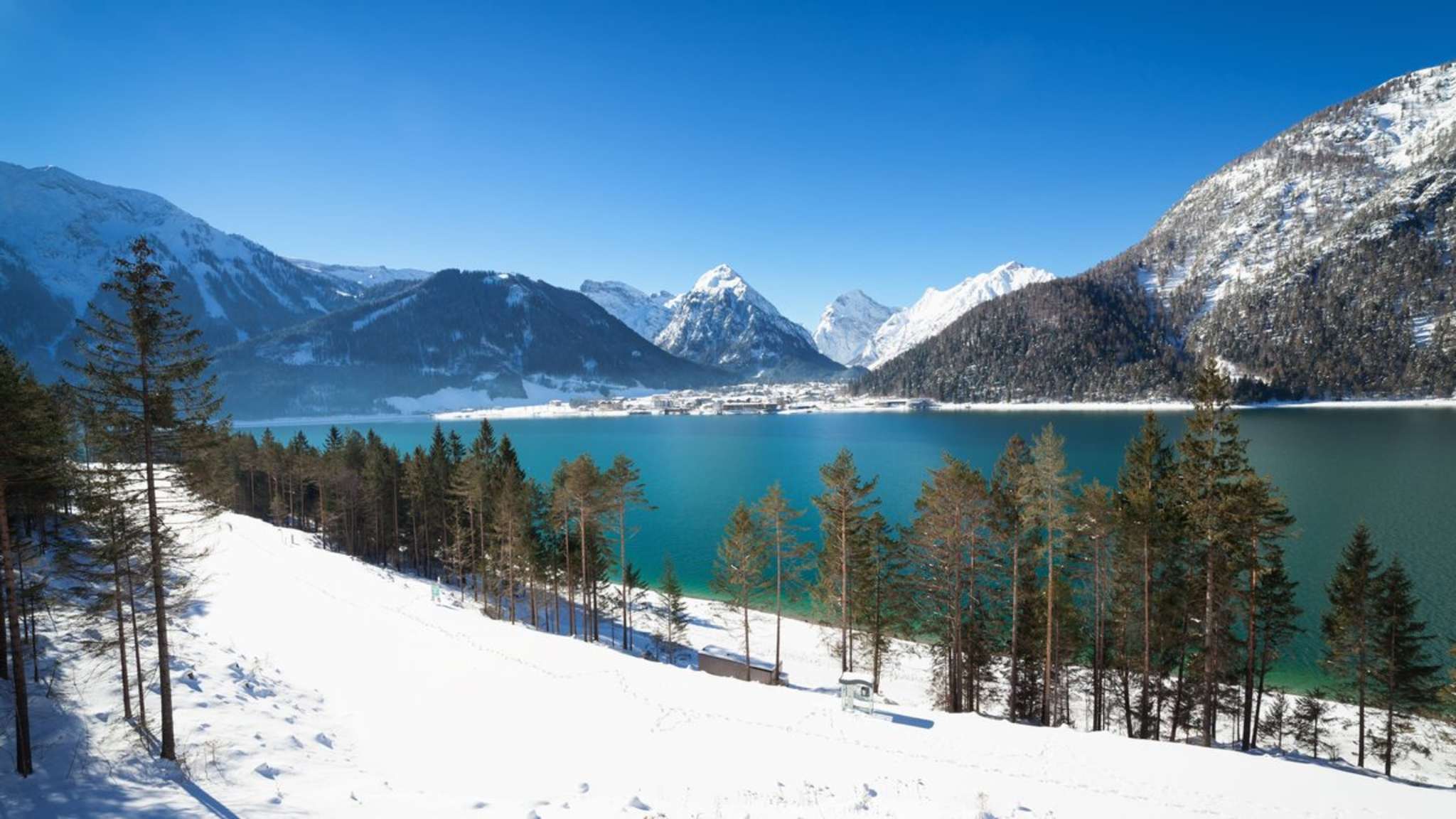 Rund um den Achensee ist es im Winter etwas ruhiger als im Sommer. © AnnaBreit/iStock