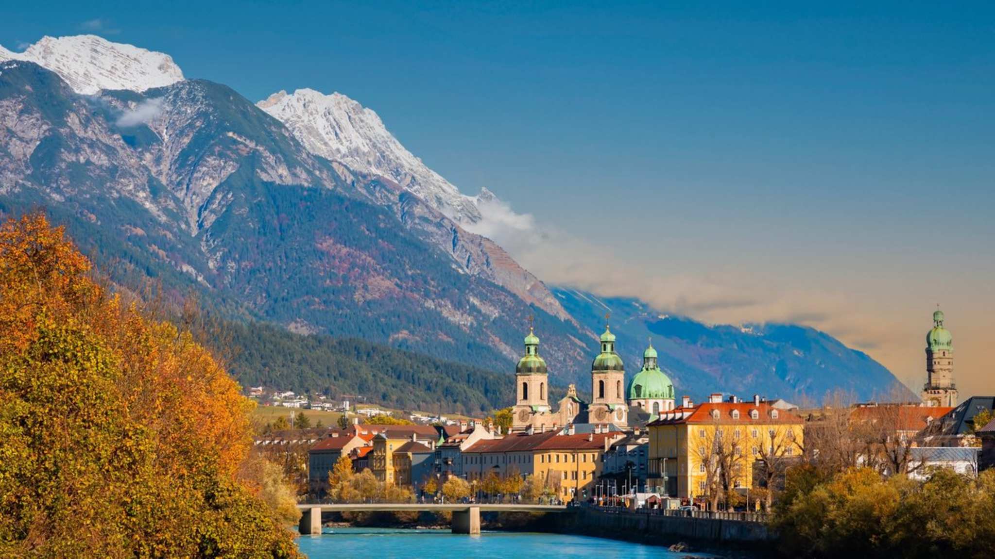 Innsbruck ist eine Symbiose aus Stadt und Berg. © Sasithorn Phuapankasemsuk/iStock