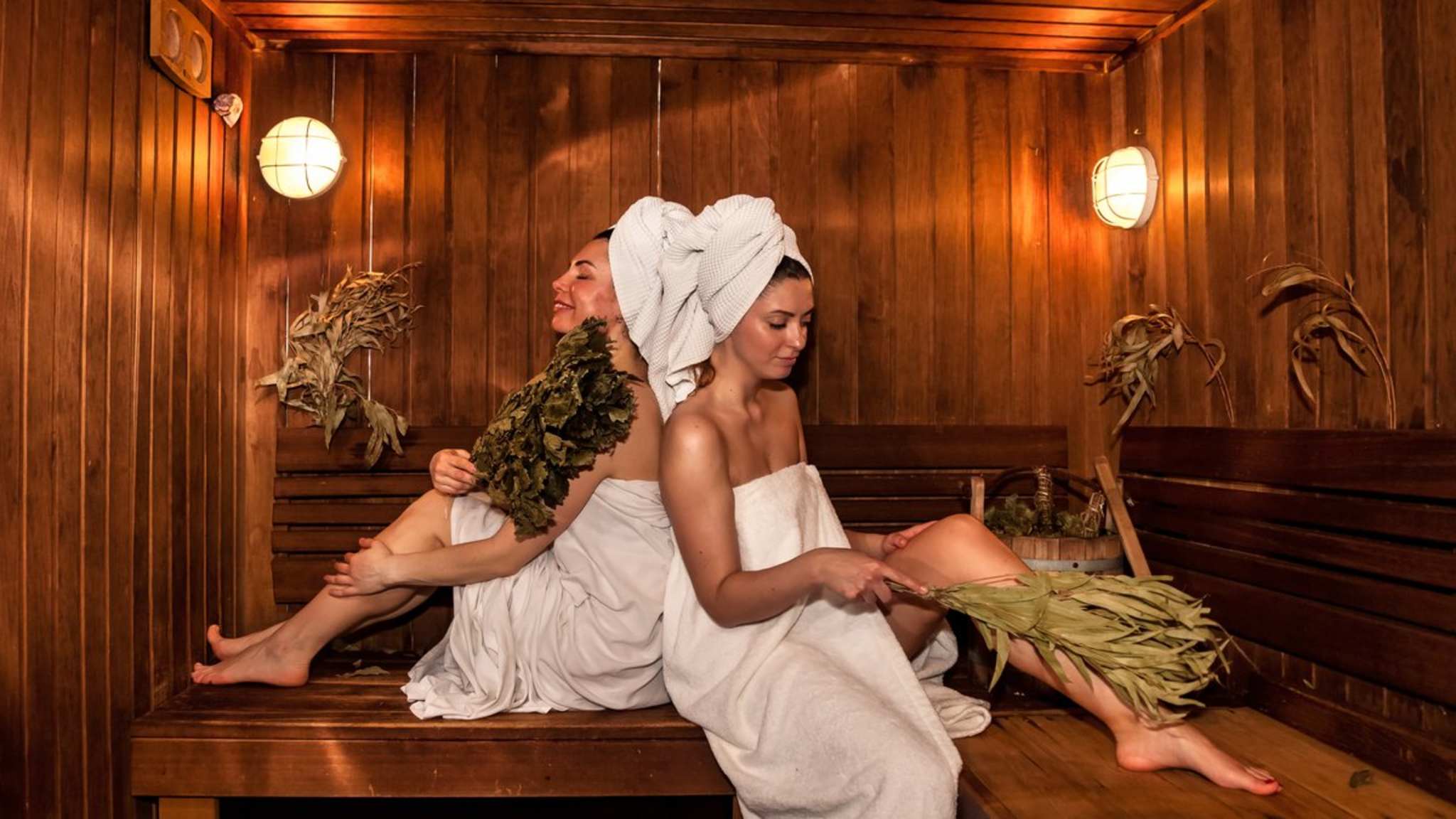 In einer russischen Banja wird die Durchblutung zusätzlich durch Hiebe mit Zweigen gefördert. © Aleksandr Golubev/iStock