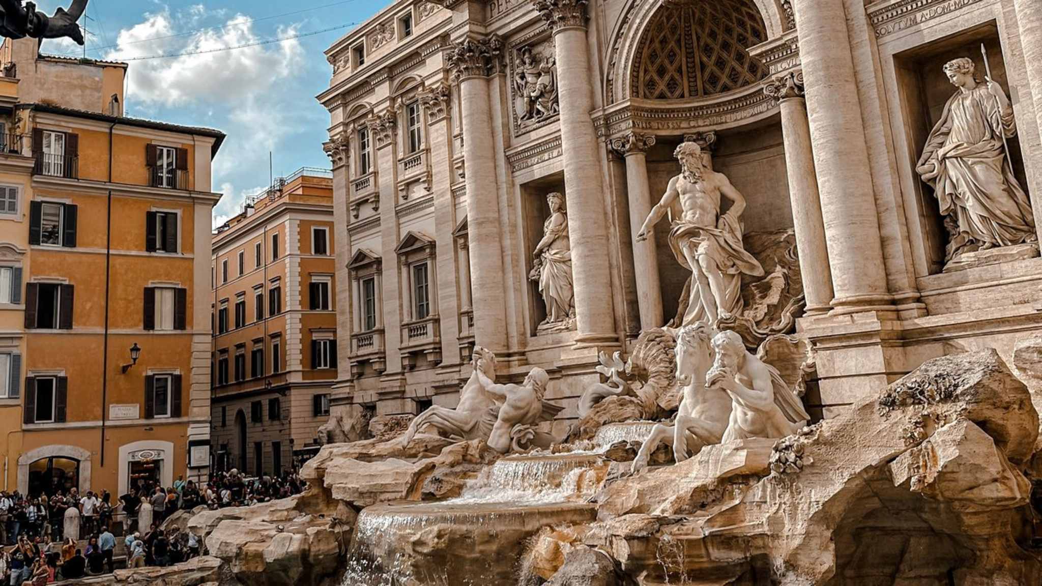 Neue Regelung am Trevi-Brunnen: Wer unmittelbar ans Wasser will, muss einen neuen Zugang nutzen und zwei Euro Eintritt bezahlen. © istock/Marinspo