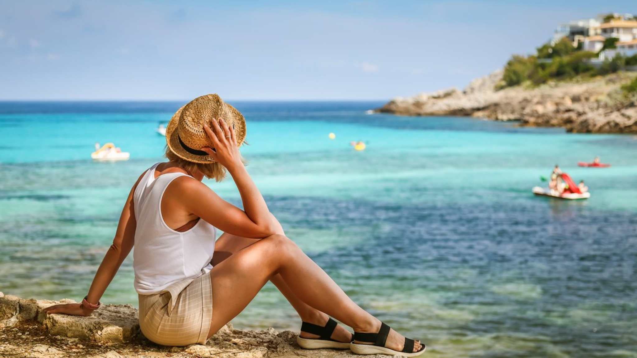 Du musst trotz der aktuellen Krisen nicht auf Deinen Urlaub verzichten. © istock/Anita_Bonita