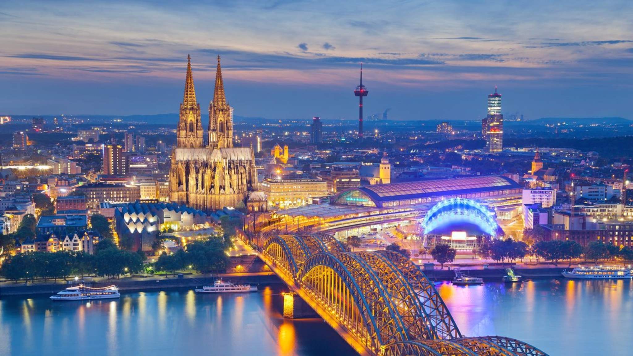 Reisende müssen künftig für den Besuch des Kölner Doms eine "Besichtigungsgebühr" entrichten. © iStock via Getty/RudyBalasko