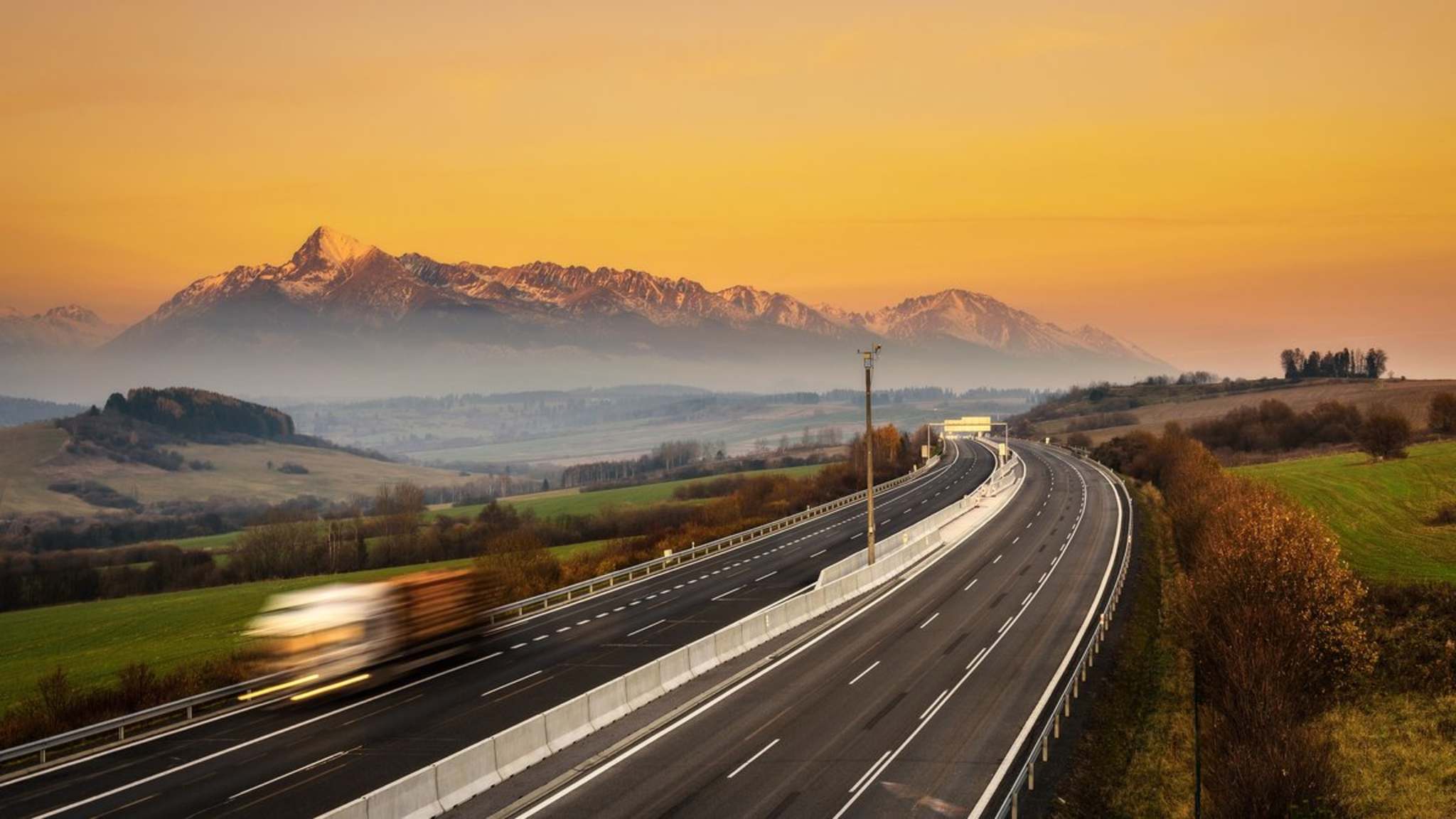 In Ländern wie der Slowakei dürfen Autobahnen und Schnellstraßen nur mit einer gültigen Vignette befahren werden. © miroslav_1/iStock via Getty Images
