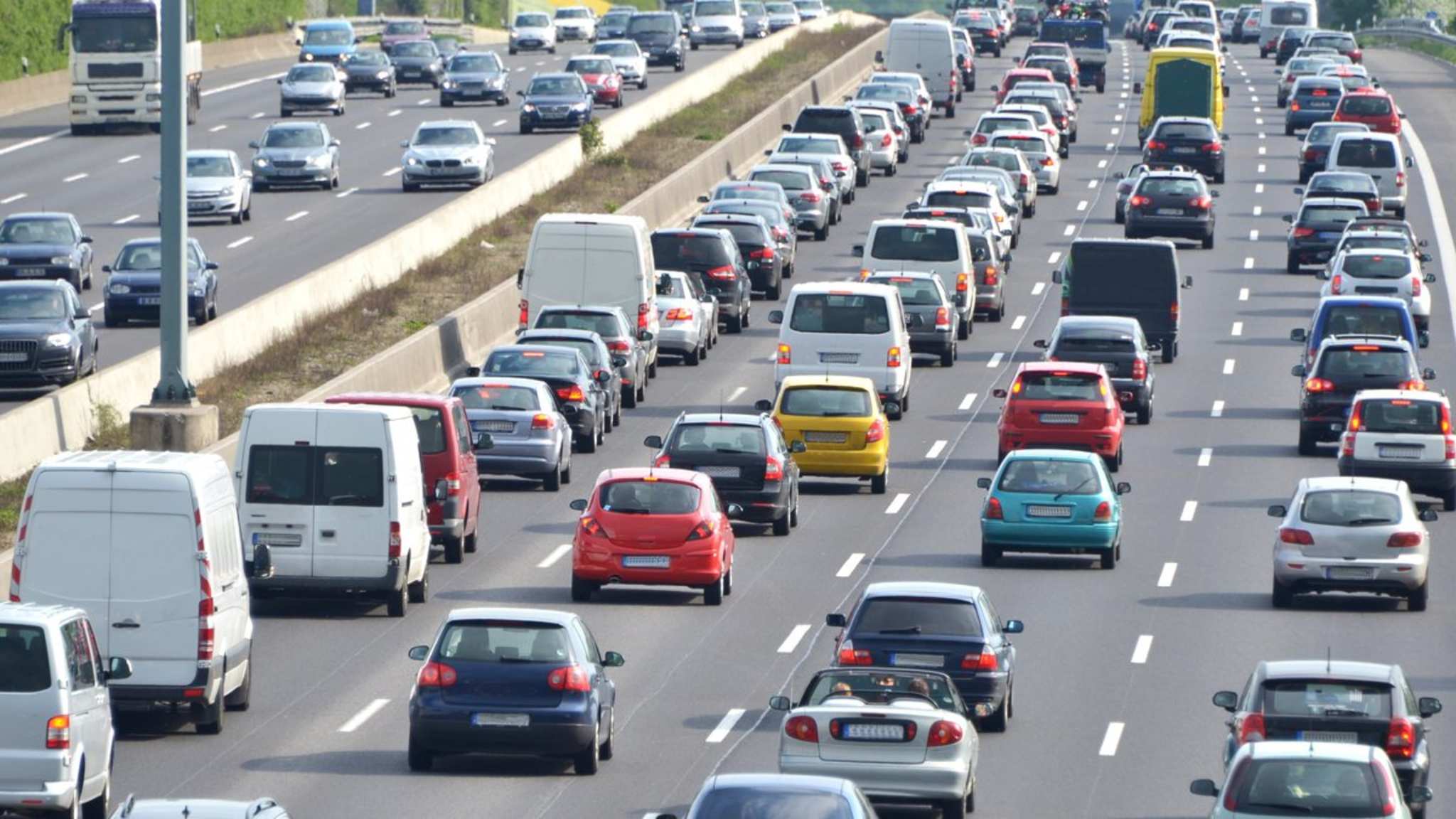 Zu Ostern werden wohl viele Reisende wieder im Stau stehen. © iStock via Getty/XXLPhoto