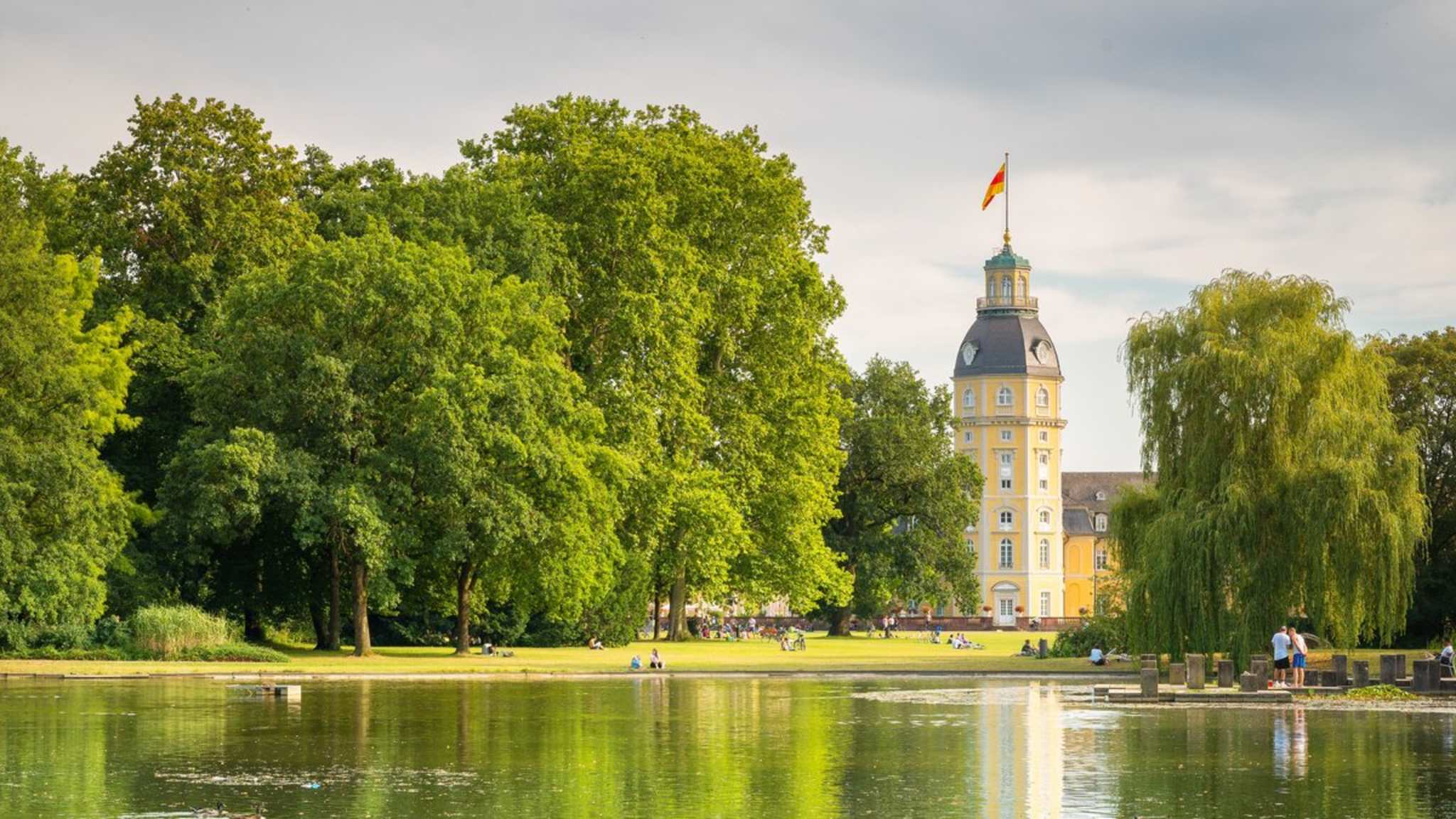 Karlsruhe lockt mit vielen weitläufigen Grünanlagen. © tichr/iStock via Getty Images
