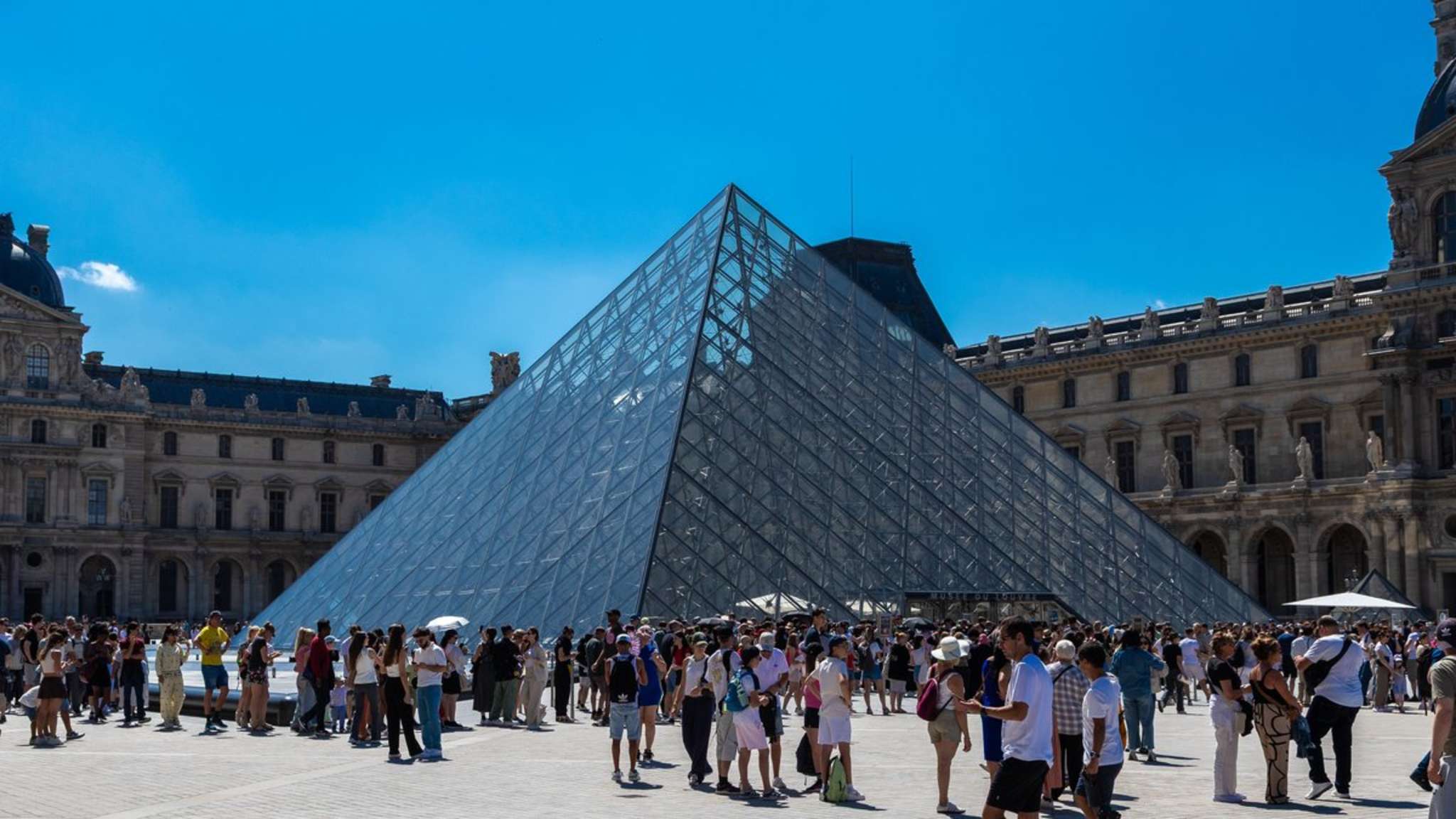 Immer wieder formieren sich endlose Warteschlangen vor dem Pariser Louvre, um ein Kunstwerk zu bestaunen, das weltweit seinesgleichen sucht: Leonardo da Vincis Mona Lisa. © iStock via Getty Images/Kim Willems