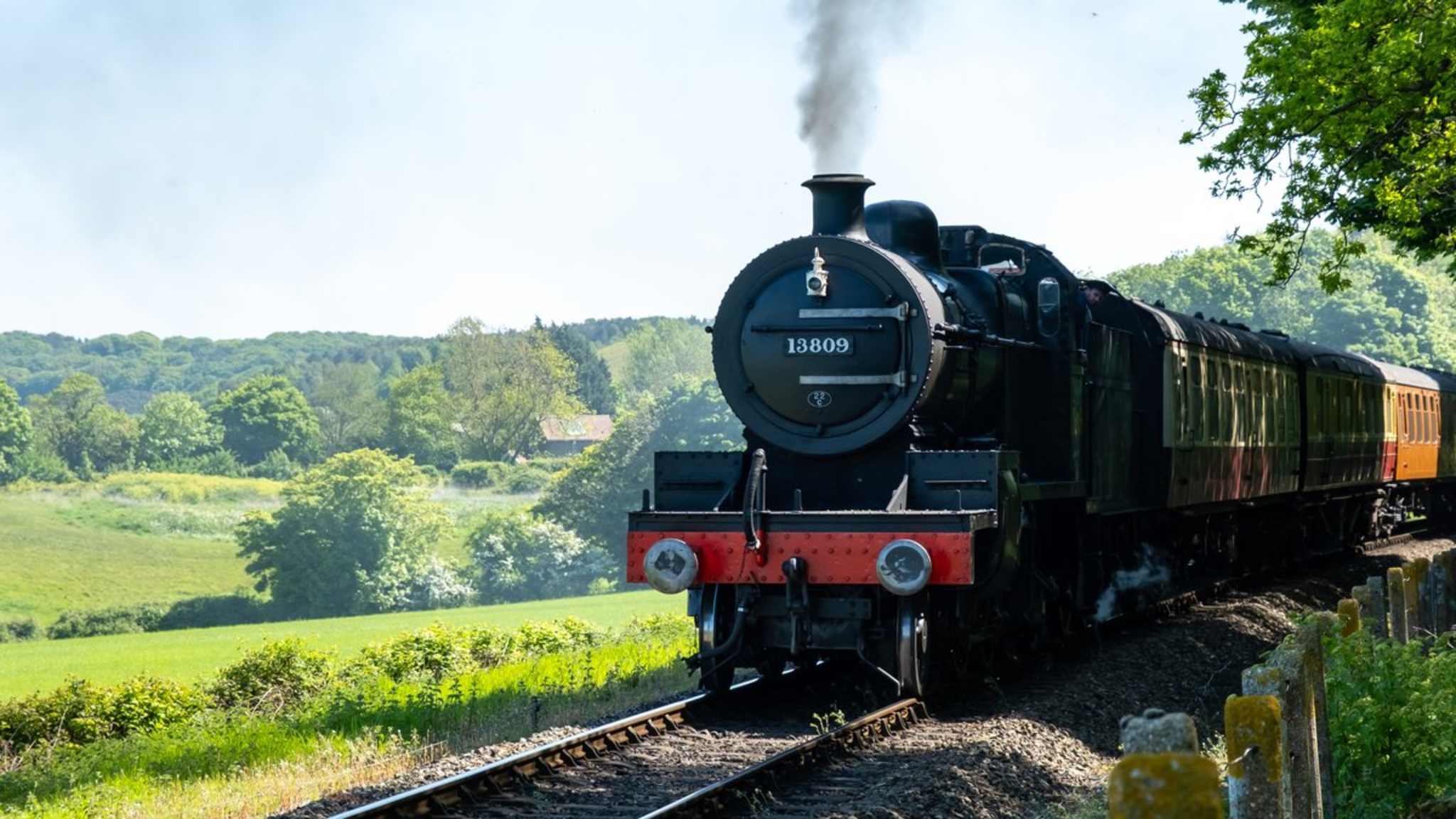Ein Zug der North Norfolk Railway an einem sonnigen Maitag. © iStock via Getty/Yackers1