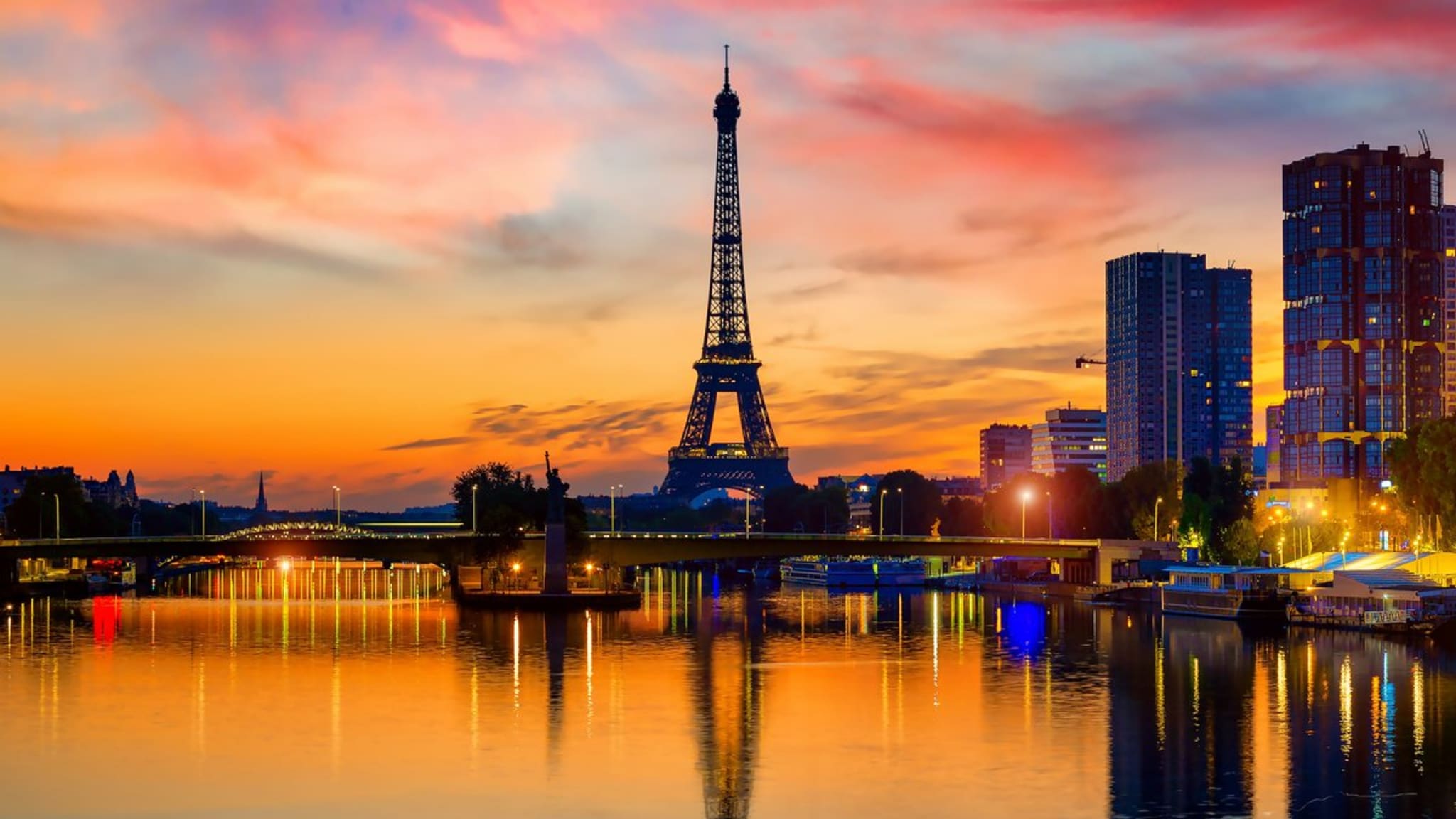 Zu den bekanntesten Wahrzeichen weltweit zählt zweifellos der Eiffelturm. © iStock via Getty/Givaga