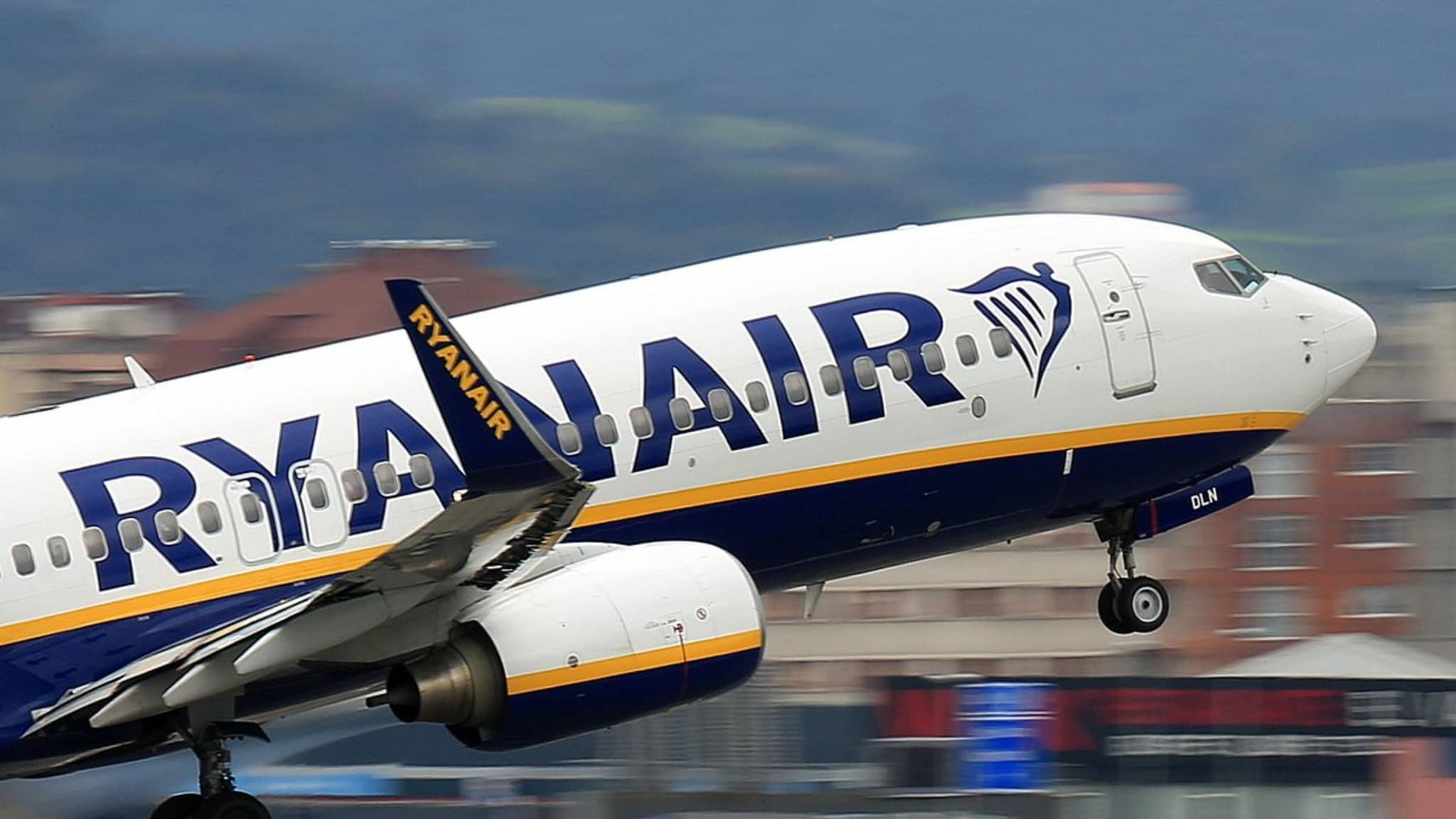 Ryanair bietet günstige Flugtickets – aber es gibt auch viele versteckte Kostenfallen. © iStock via Getty/pablorebo1984