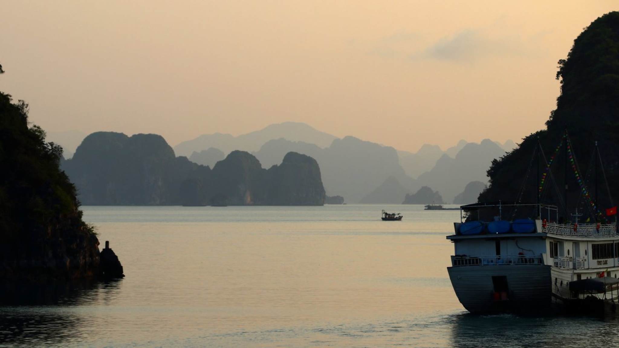 Die Halong-Bucht in Vietnam lockt Reisende im Januar mit angenehmen Temperaturen und Sonnenschein. © istock/Christian Edelmann