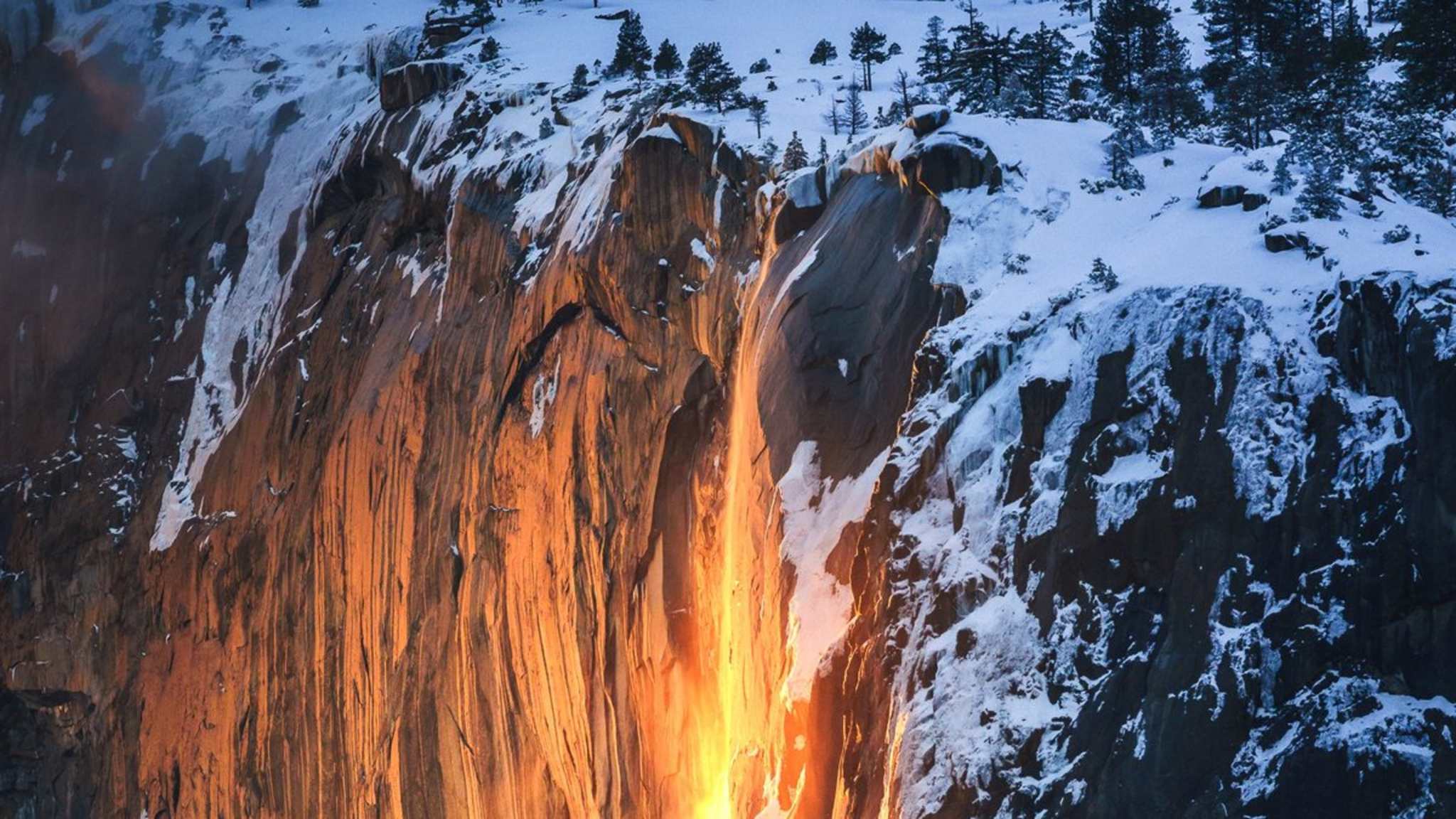 Hier stürzt Wasser und nicht Feuer in die Tiefe. © iStock via Getty/heyengel