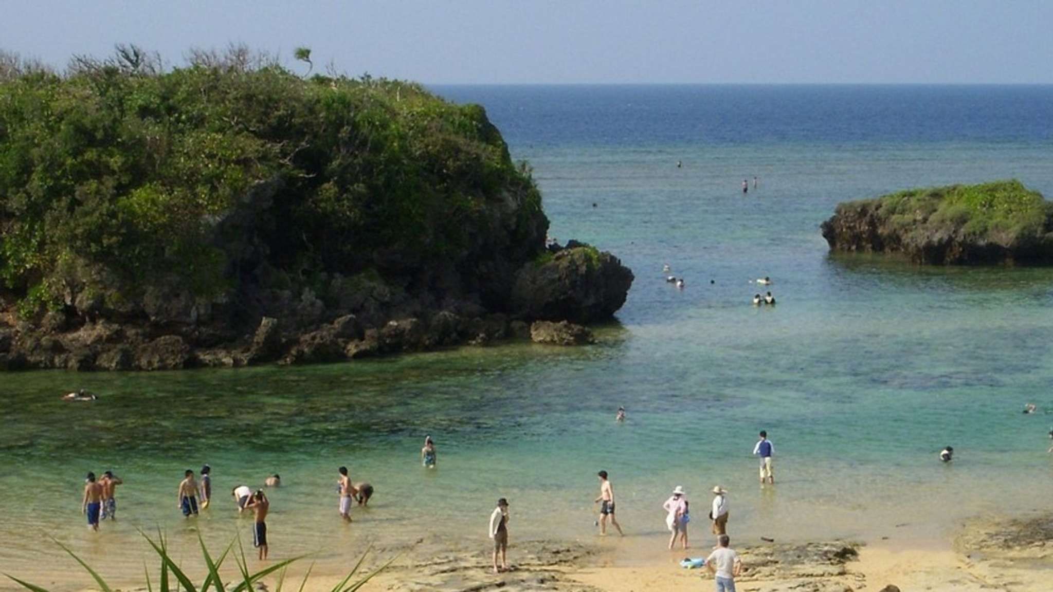 Auf den Okinawa-Inseln finden Familien perfekte Strände zum Baden. © Pixabay/terakoyant