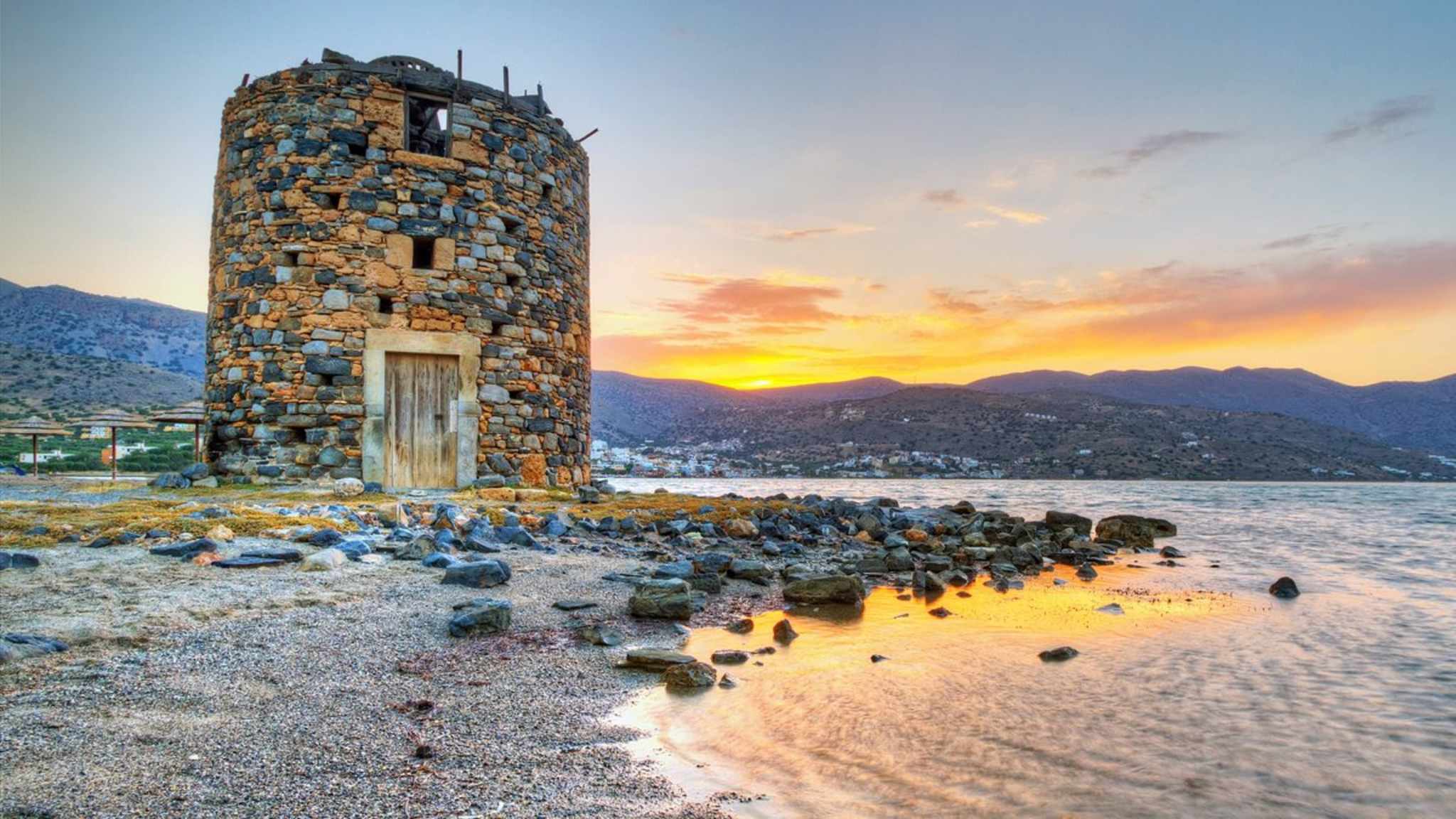 Diese ehemalige Windmühle ist einer der letzten Zeugen von Olous über der Wasseroberfläche. © Shutterstock.com/Patryk Kosmider