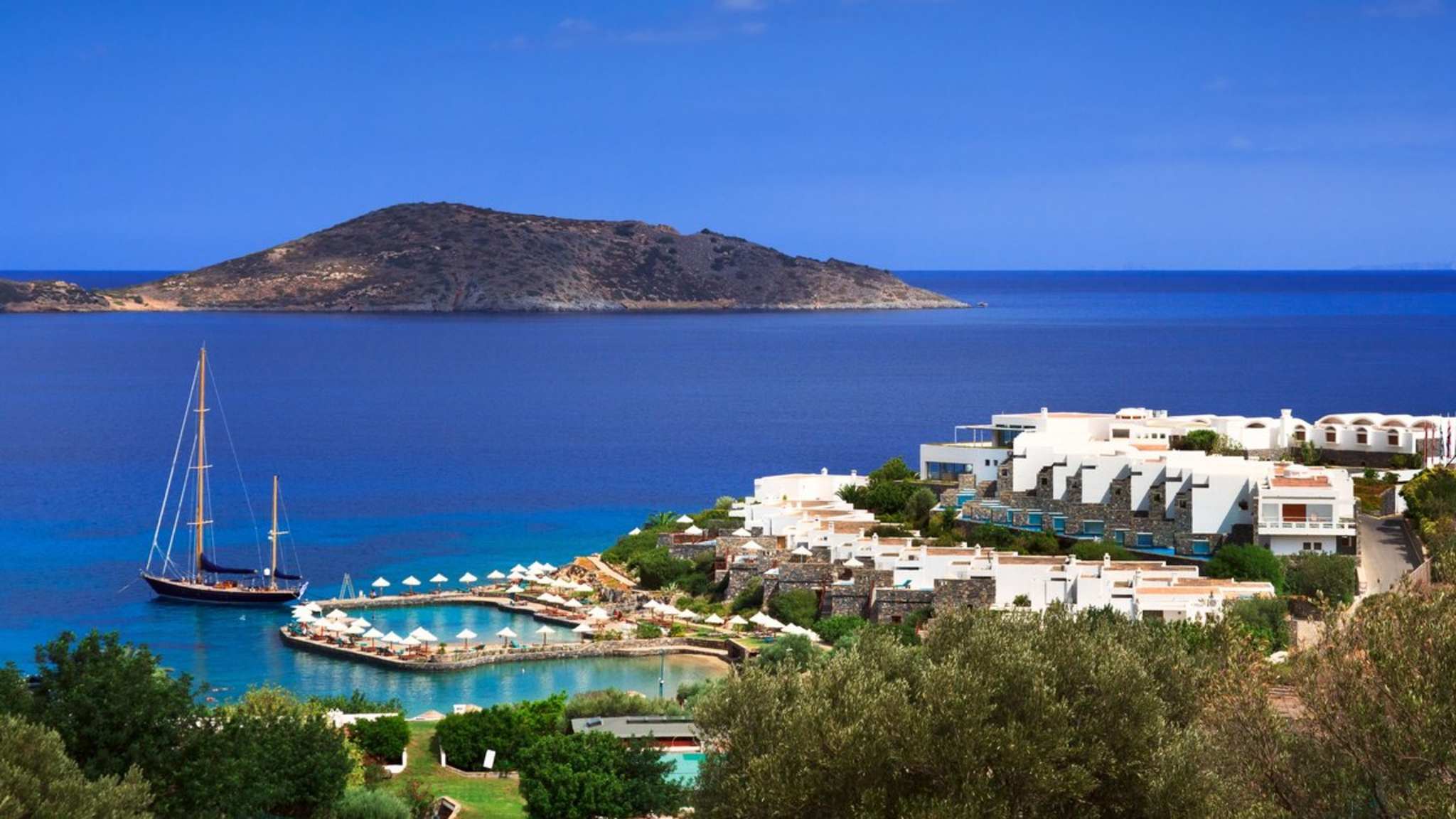 In der Mirabello-Bucht finden Luxus-UrlauberInnen womöglich ihr Glück. © Shutterstock.com/Alexey Lobanov