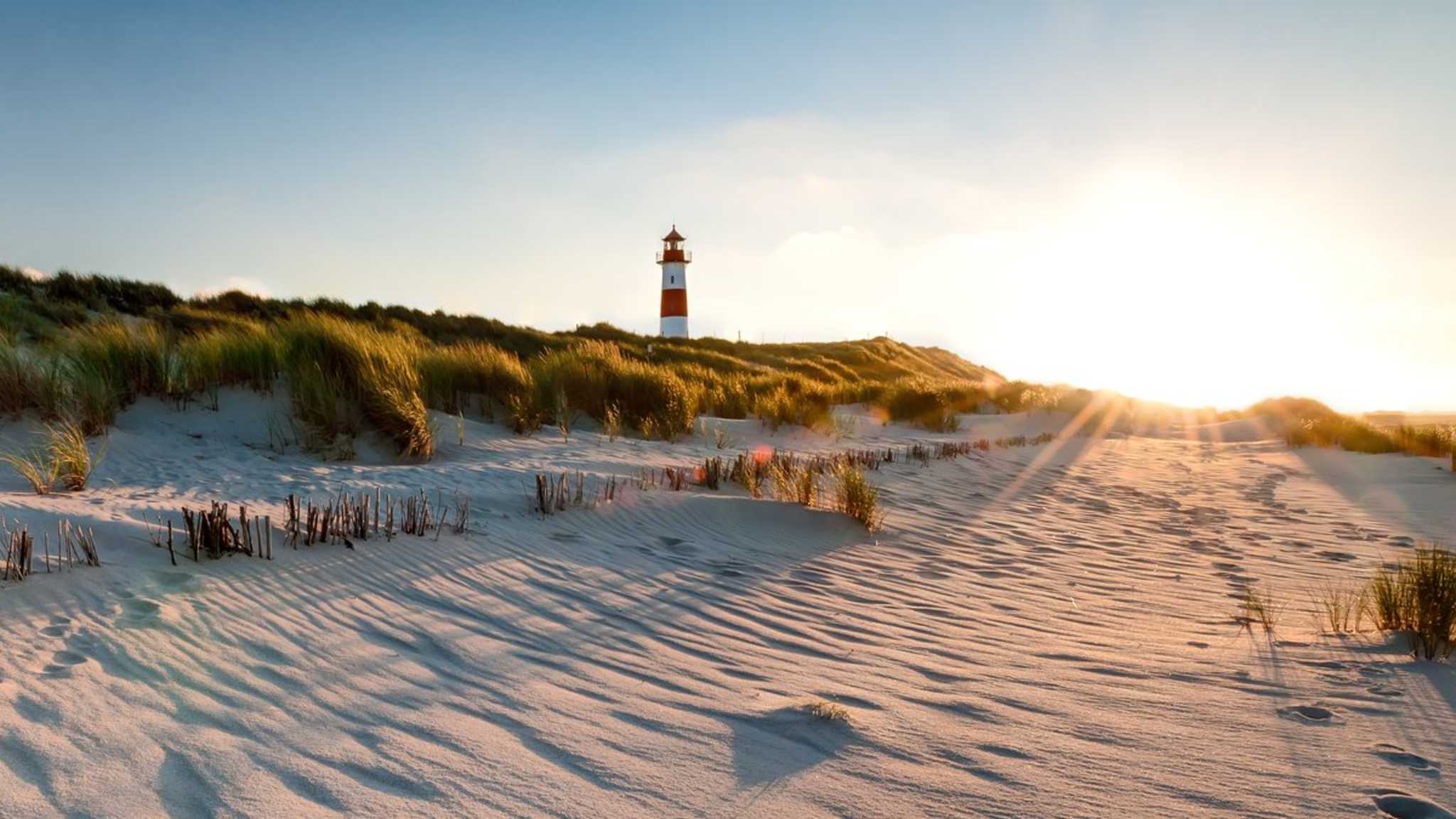 Sylt ist die wohl bekannteste deutsche Insel. Sie gilt für viele Menschen als Sehnsuchtsort und ist beliebter Treffpunkt der Promis und High Society. © iStock via Getty/mthaler
