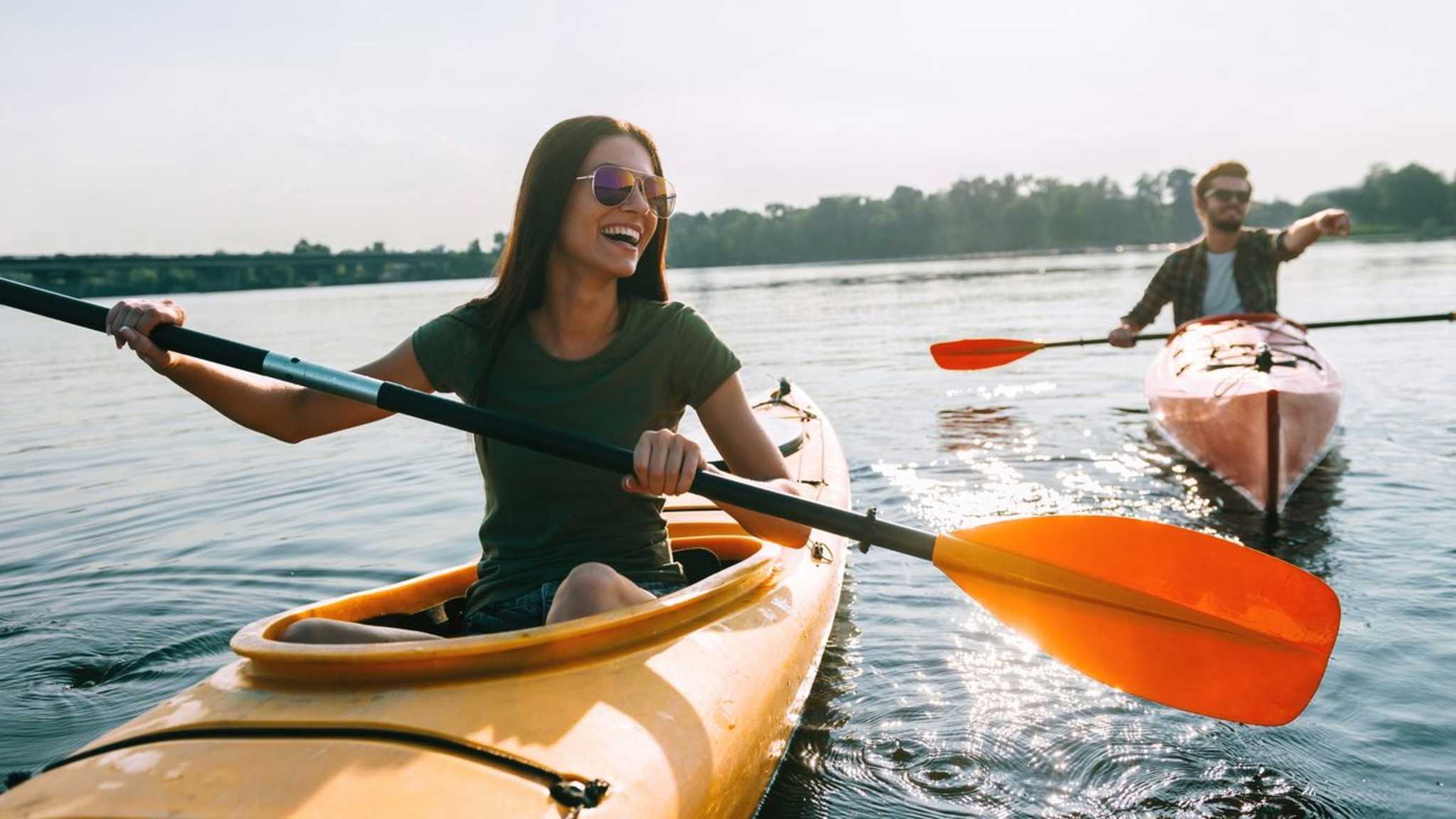 Kajak- und Kanutouren sind in vielen Gegenden Norddeutschlands im Sommer besonders beliebt. © G-Stock Studio/ Shutterstock.com