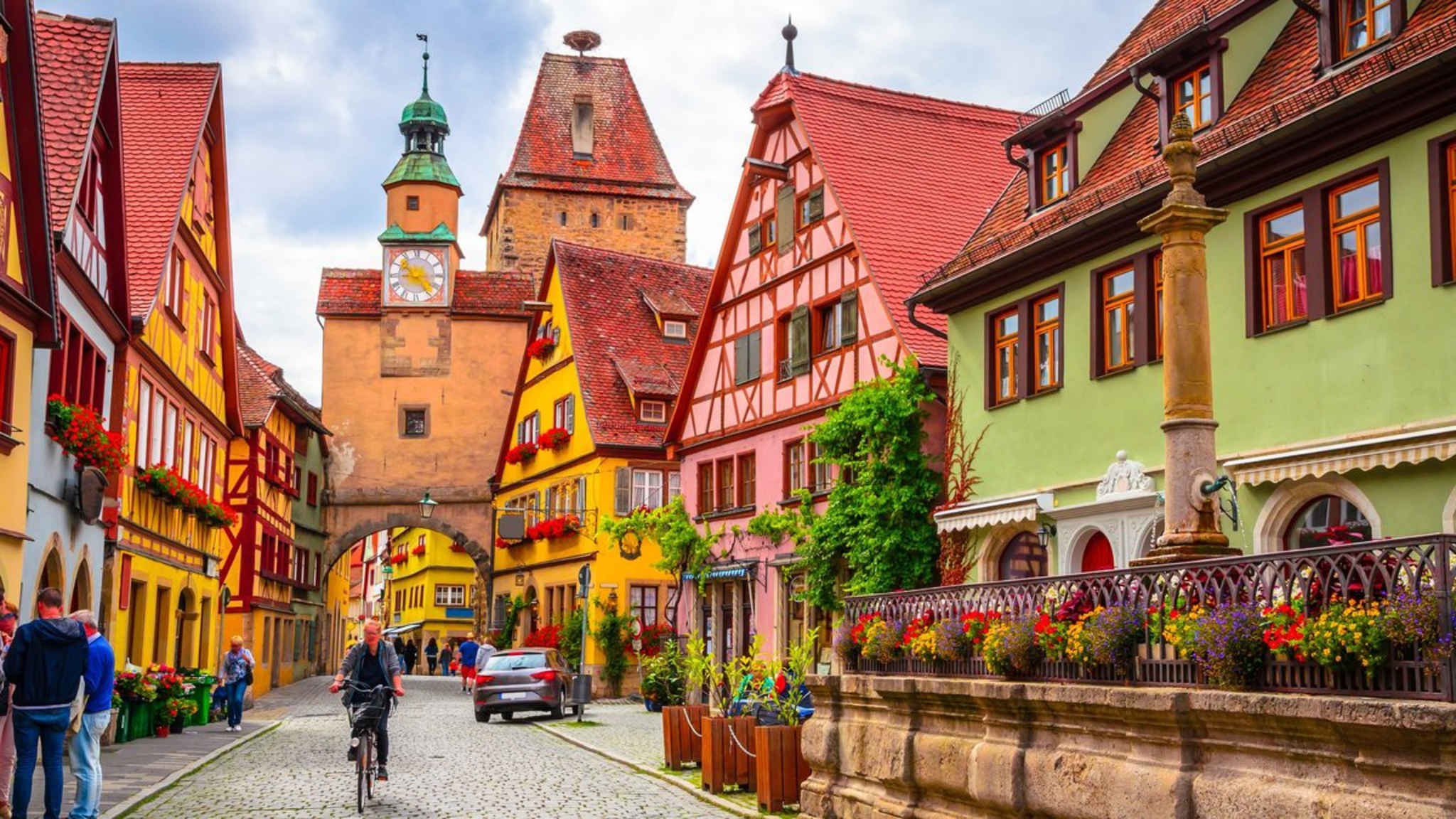 Die Romantische Straße führt durch einige schmucke Altstädte. © Olena/Shutterstock.com