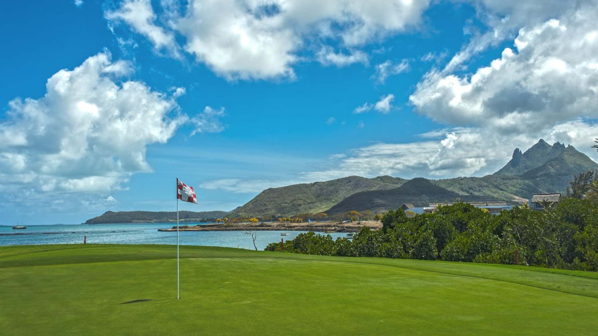 Auf Mauritius ist Golfen ein ständiger Augenschmaus.  © ZWEID/iStock via Getty Images