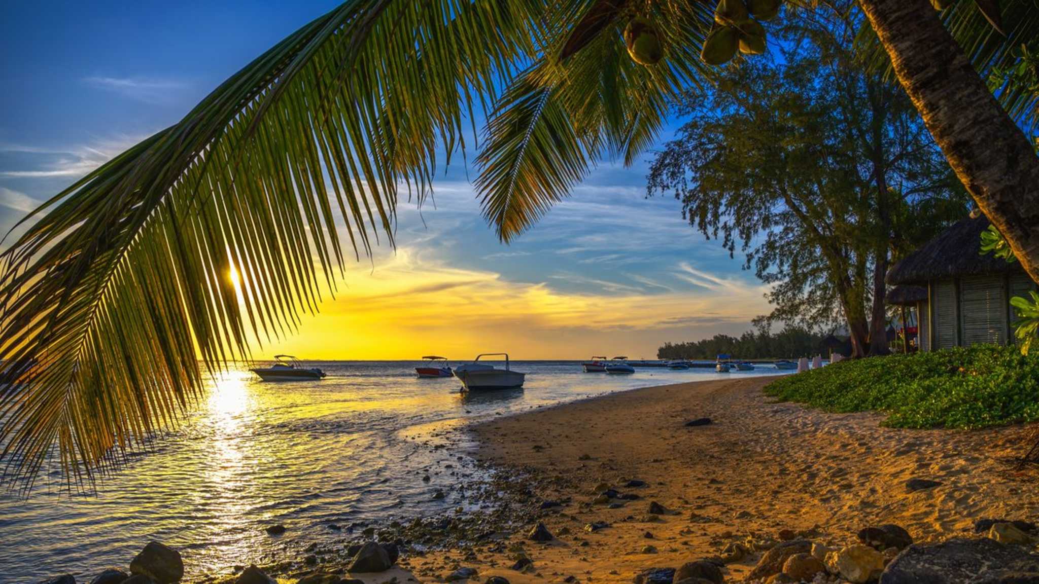 An Traumstränden wie in Bel Ombre kannst Du nach dem Golfen den Sonnenuntergang genießen. © miroslav_1/iStock via Getty Images