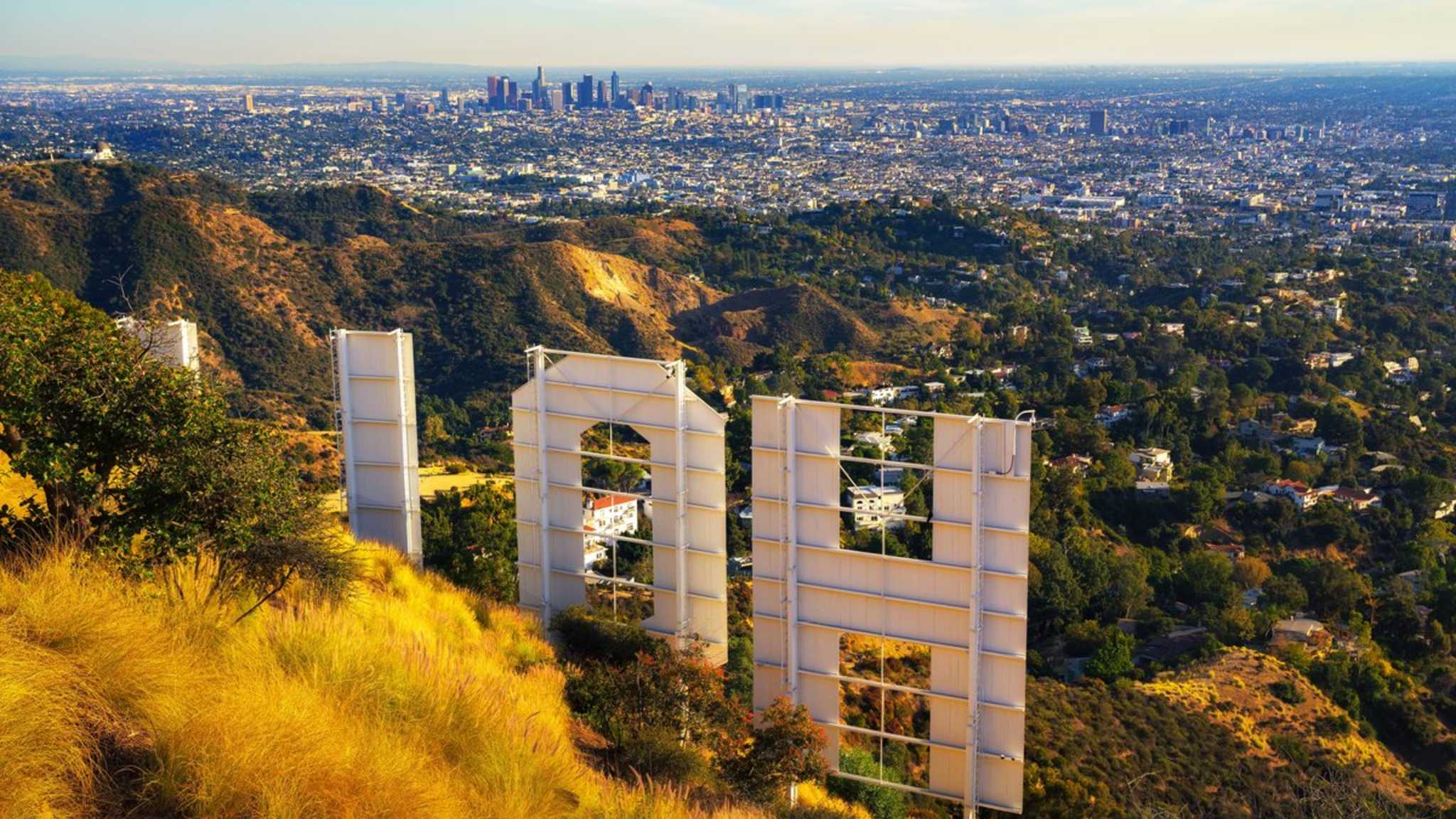 Der Ausblick vom Hollywood-Sign Richtung Los Angeles ist spektakulär. © miroslav_1/iStock via Getty Images