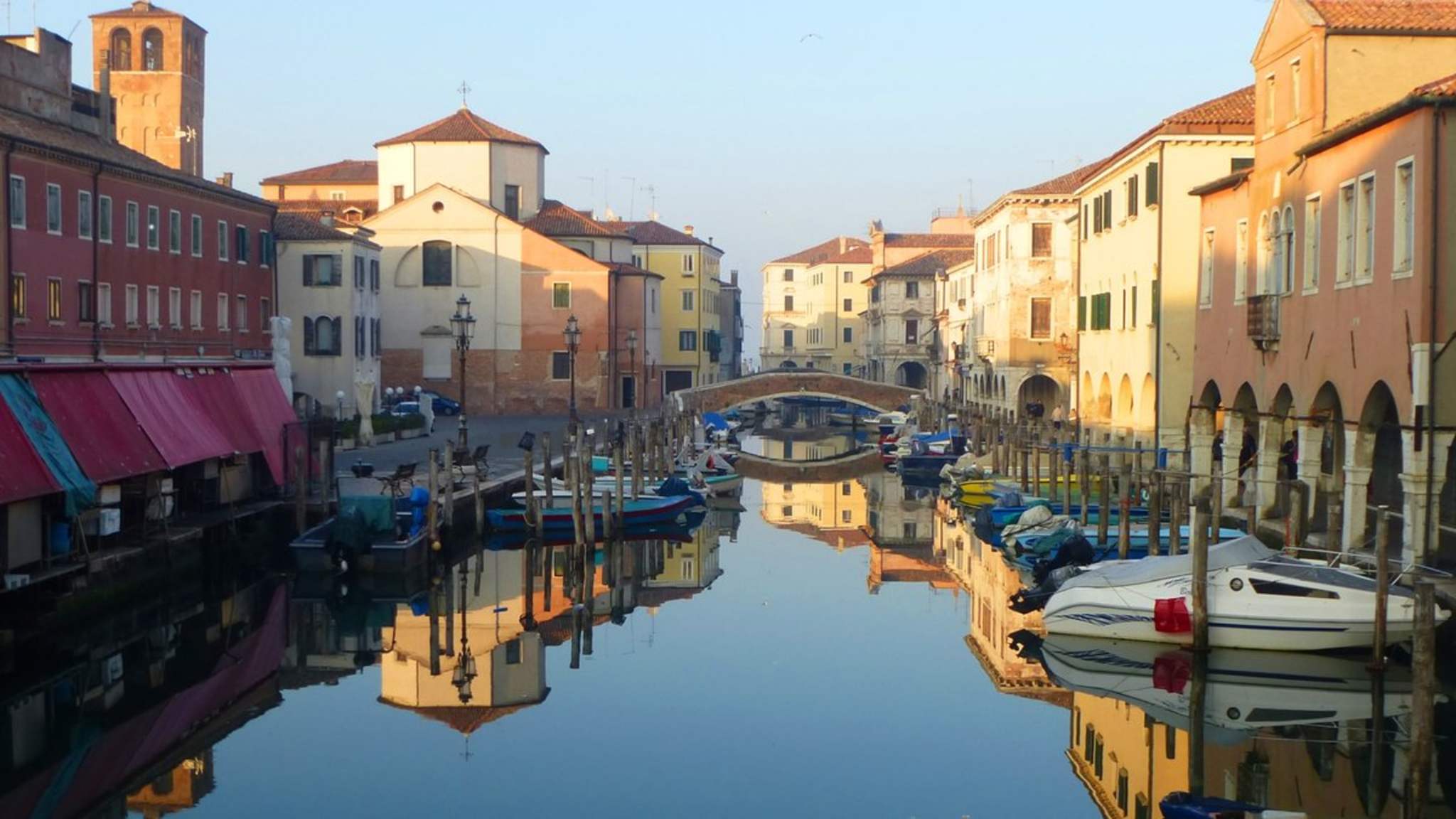 Chioggia hat den Kanal-Flair Venedigs, aber nicht das gleiche Ausmaß an Tourismus. © MCWorldEnt/Shutterstock.com