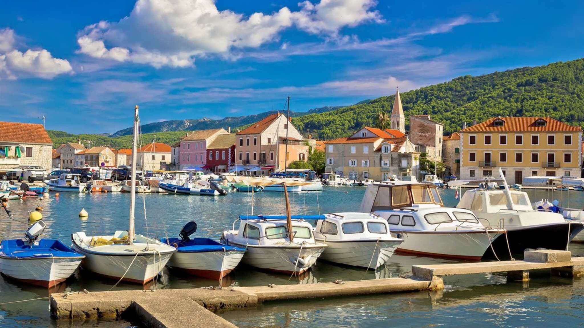Traumziel Hvar: Antike trifft Moderne. © xbrchx/Shutterstock.com