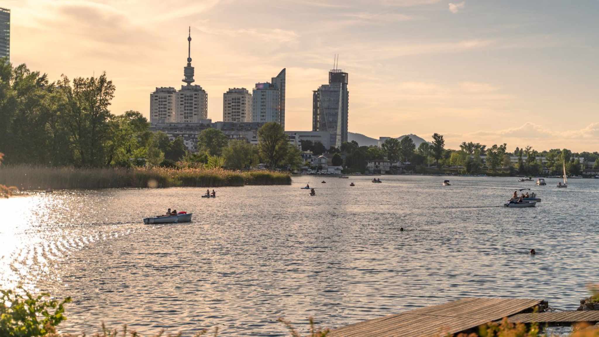 Entspannung am Wasser gehört in Wien zum Alltag. © iStock via Getty/Dejan Gjoshevski