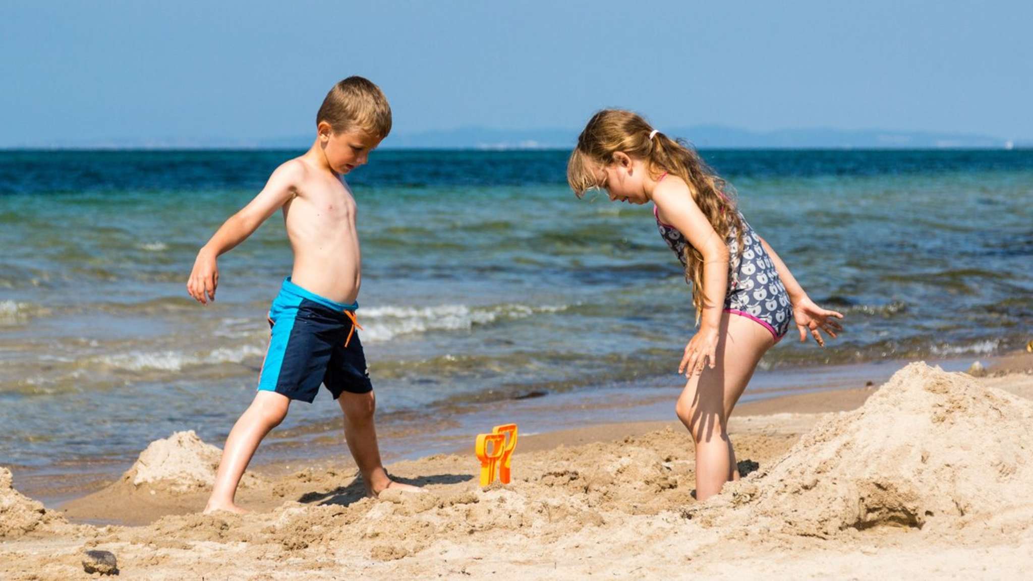 Kindern wird am Strand so schnell nicht langweilig. © Mikkel Bigandt/Shutterstock.com