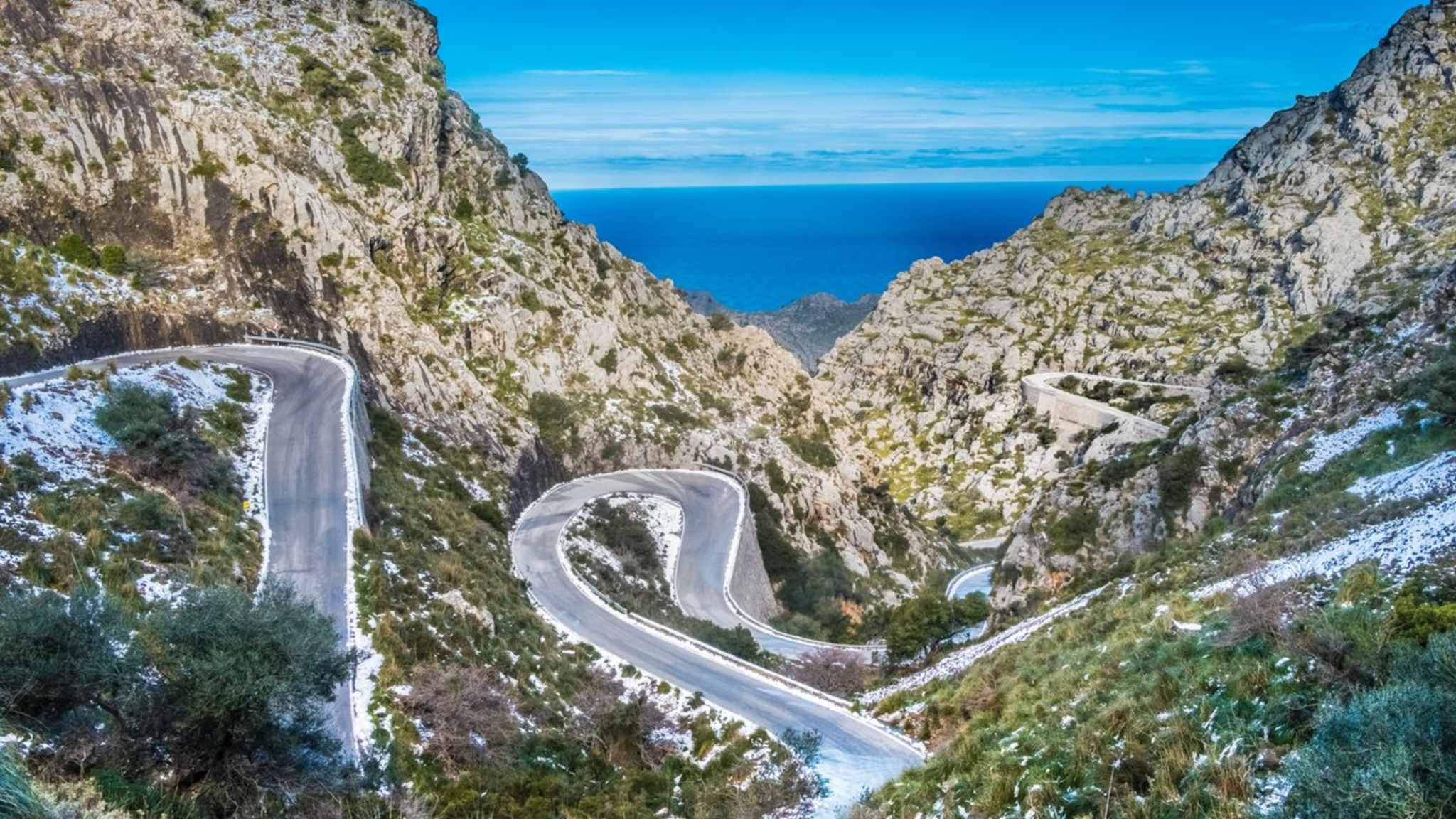 Auch auf Serpentinenstraßen können empfindliche Menschen von Übelkeit heimgesucht werden. © Leamus/iStock via Getty Images